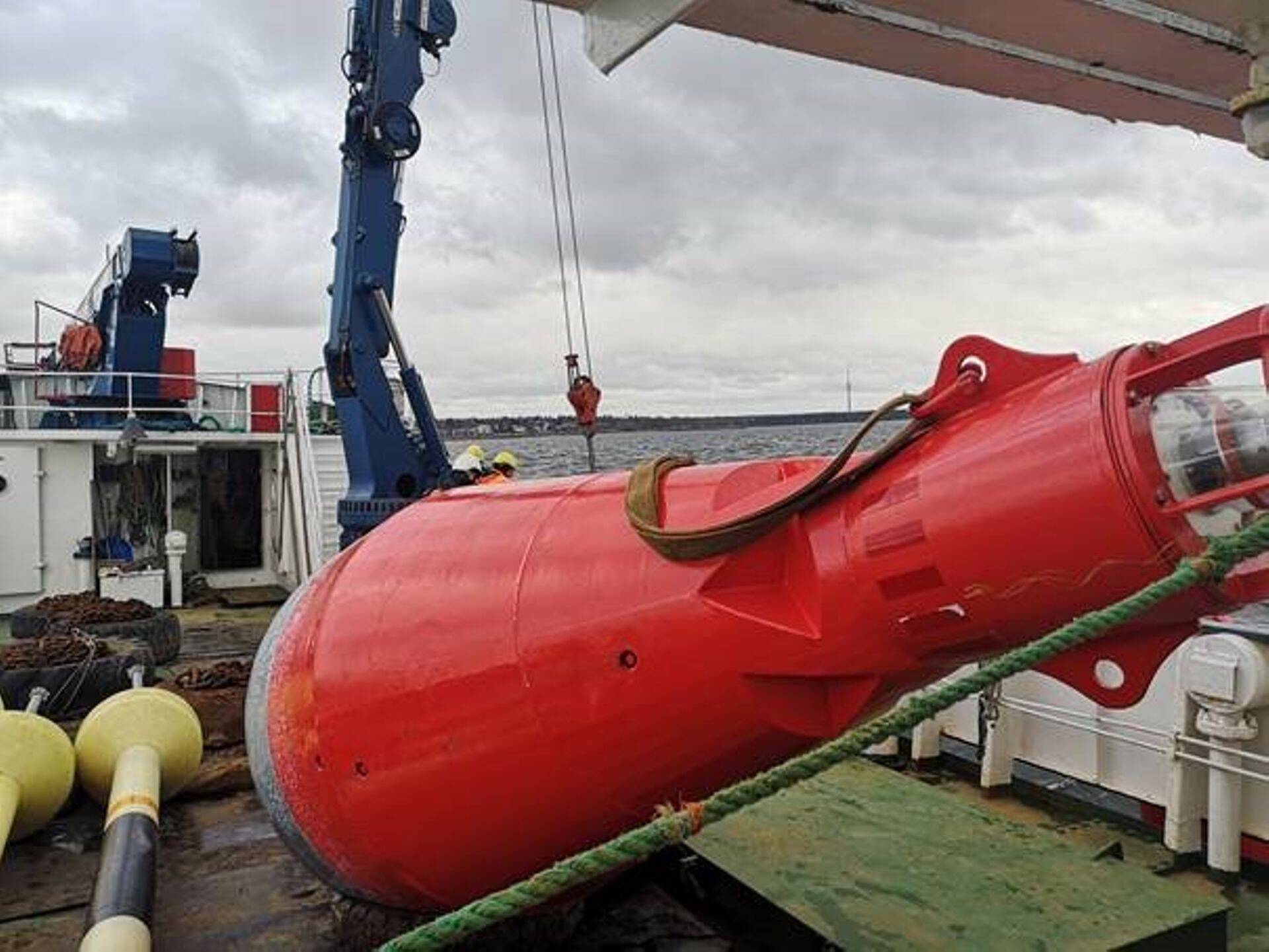 Miiduranna sadama vasaku külje poi paigaldamine 18. märtsil.