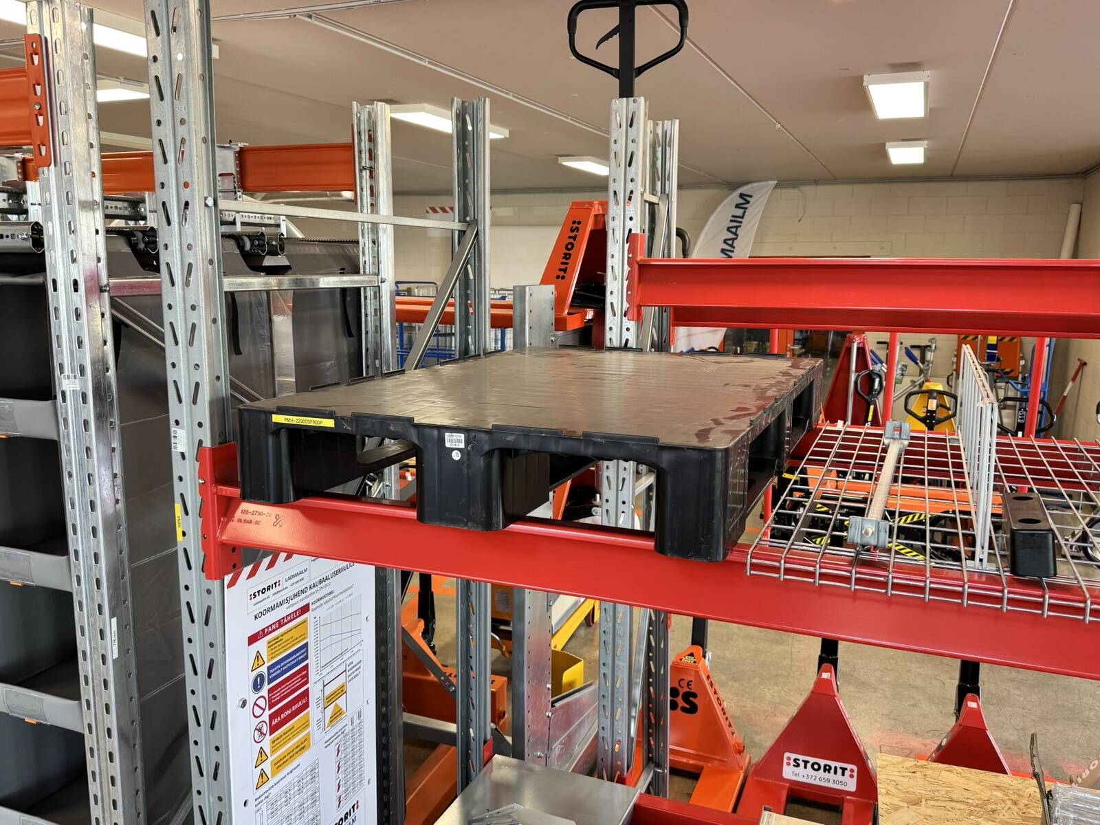 Kergkomposiitmaterjalidest EUR mõõdus kaubaalused on vastupidav ning korduvkasutatav alternatiiv traditsioonilisele puidust kaubaalusele.