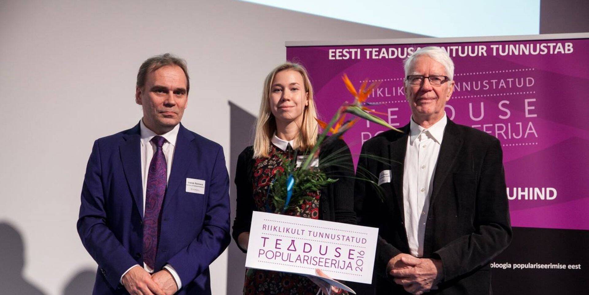 Keskel projektijuht Kristina Piliste.
Auhinna andsid üle Haridus- ja teadusministeeriumi asekantsler Indrek Reimand ja konkursi hindamiskomisjoni esimees, akadeemik Enn Tõugu.