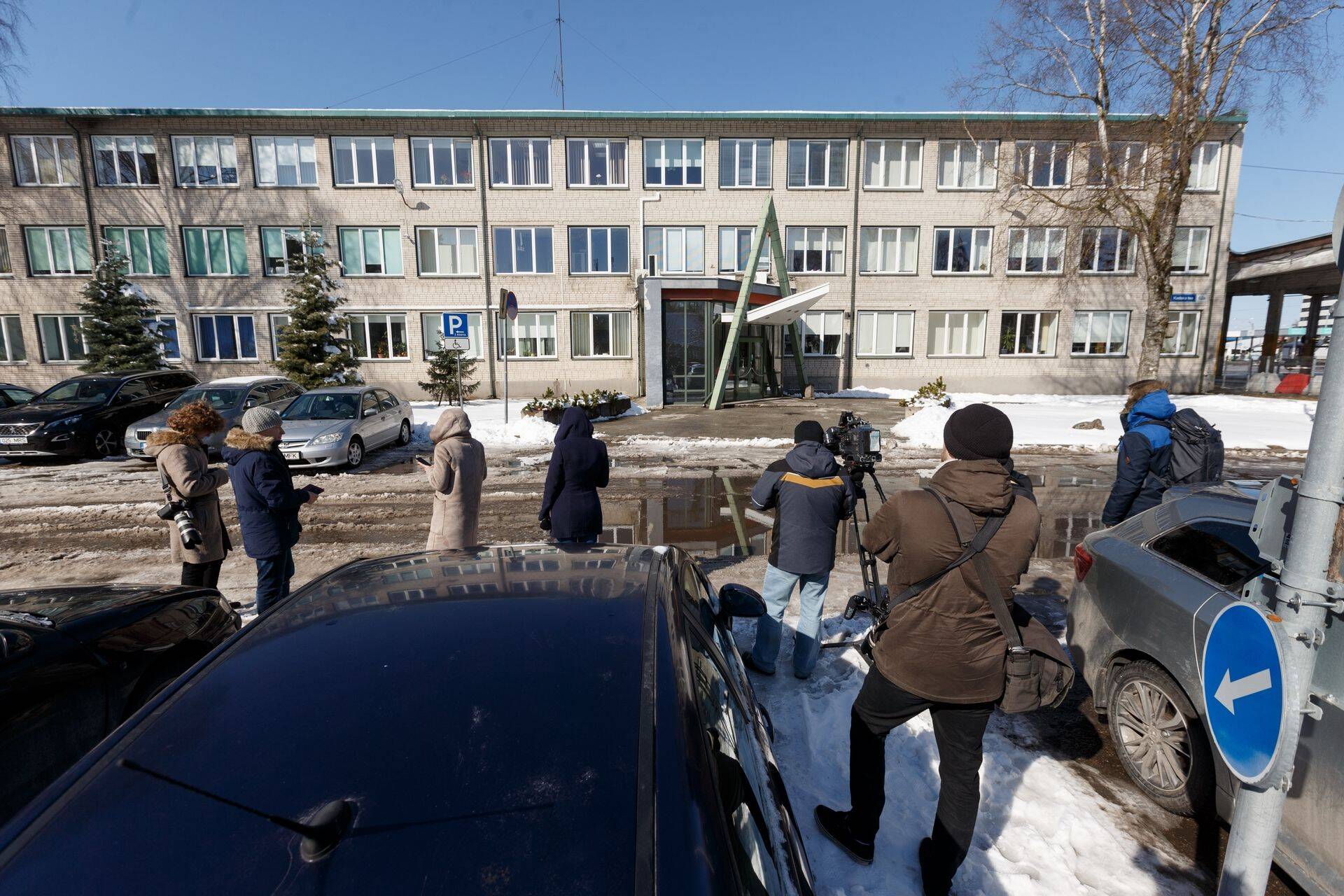 Ajakirjanikud Tallinna Linnatranspordi ASi kontori ees.