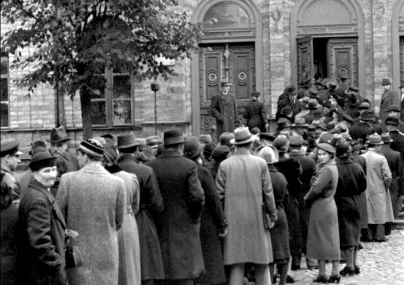 Балтийские немцы в октябре 1939 года в Таллинне перед зданием немецкого культурного самоуправления (ныне Академия наук Эстонии), где выдавались справки, дававшие право на переселение в Германию. Октябрь 1939 года.