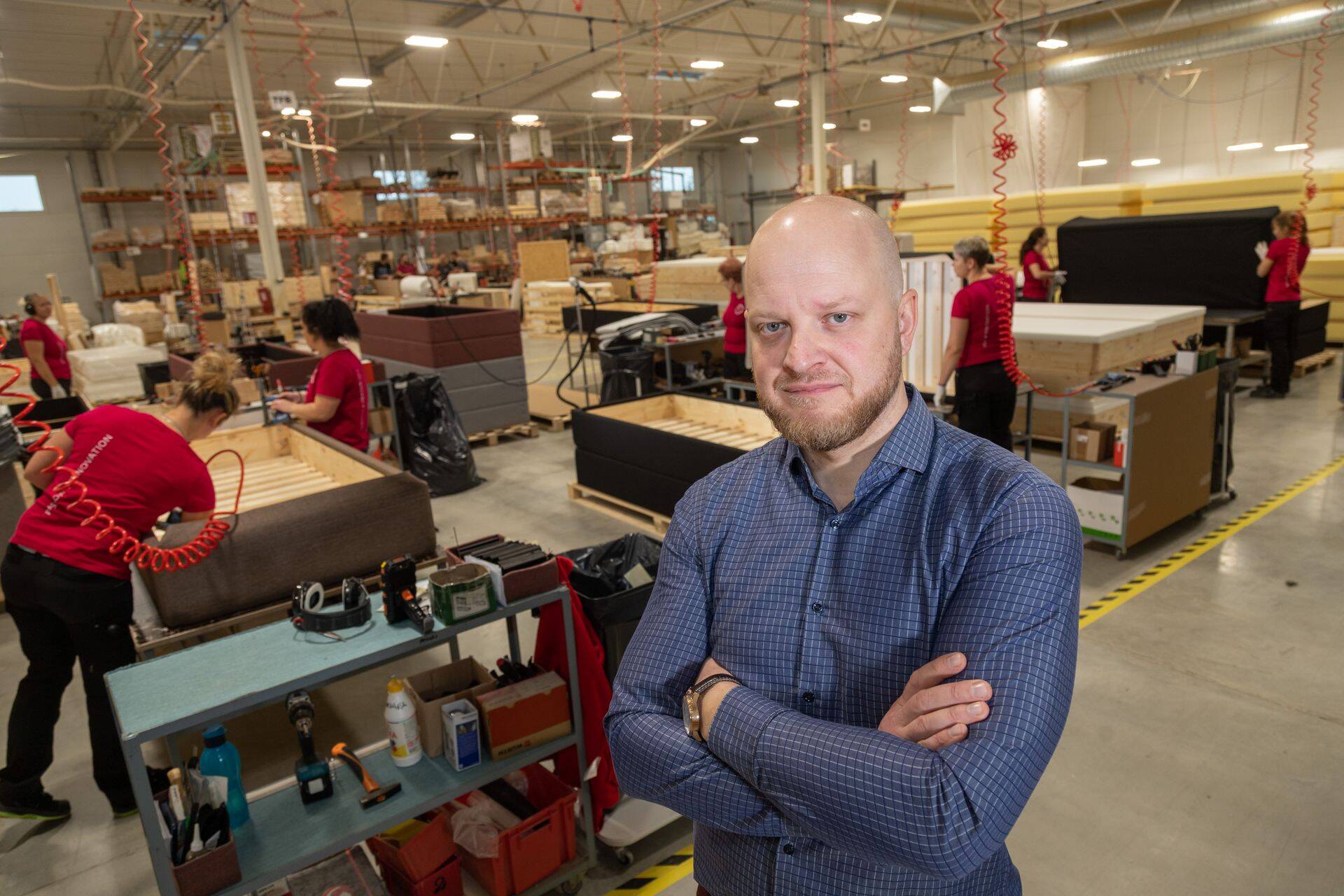Mööblitööstuse Bed Factory Sweden OÜ juhi Indrek Aasna sõnul on paljudel tootjatel väga raske ja tööle on hakatud ka osakoormusel.