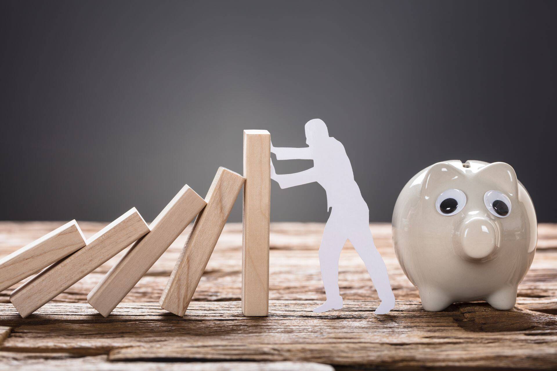 ASV Standard & Poor's 500 indeksa vērtība gada pirmajā pusē saruka par 21%. Tas šim indeksam ir sliktākais sniegums šajā kalendārajā periodā 50 gados.