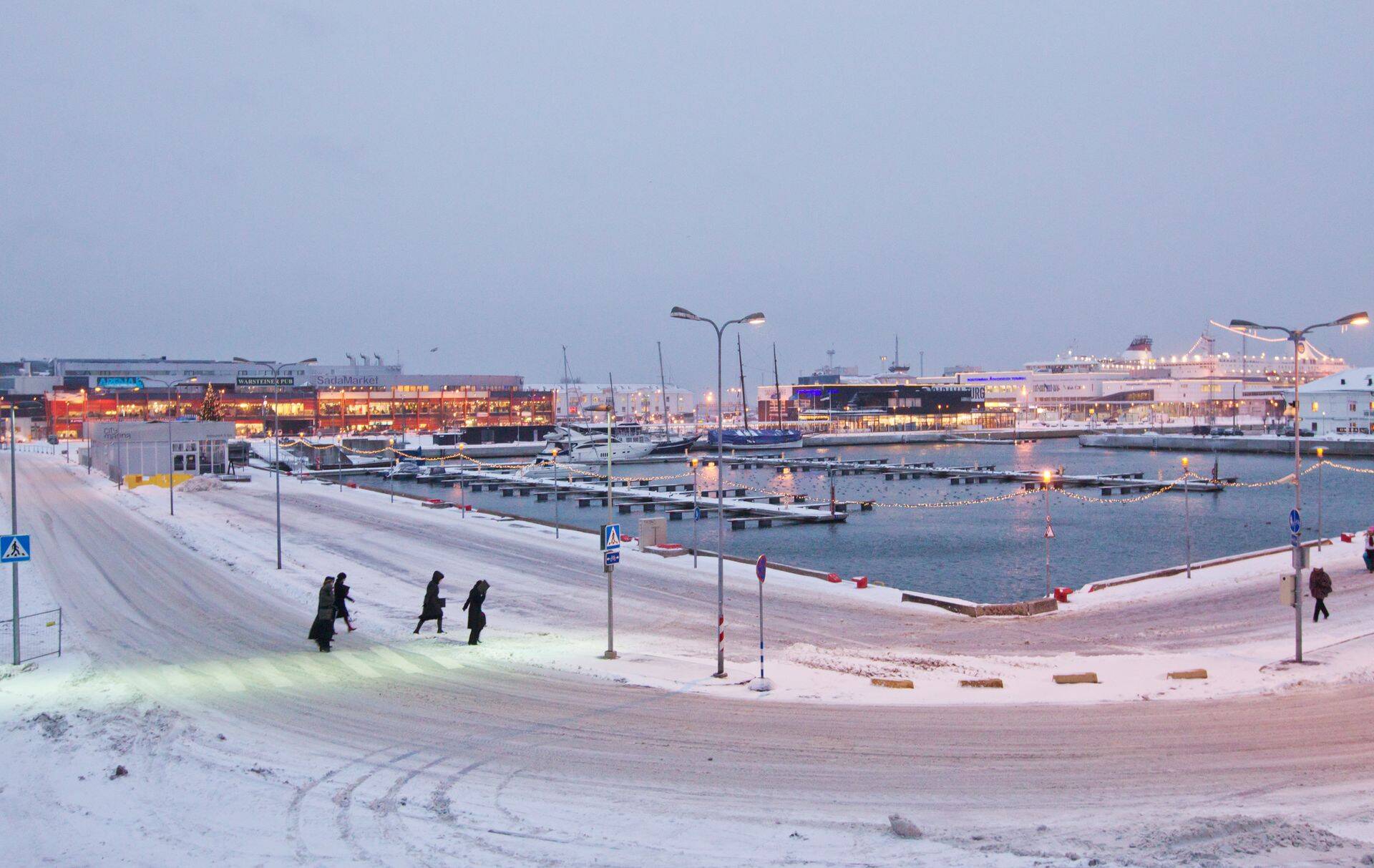 Praeguseks on Admiraliteedi basseinist ujuvkaid ära korjatud, et saaks alustada silla ehitusega, kuid kohtuvaidlus on tegevuse peatanud.