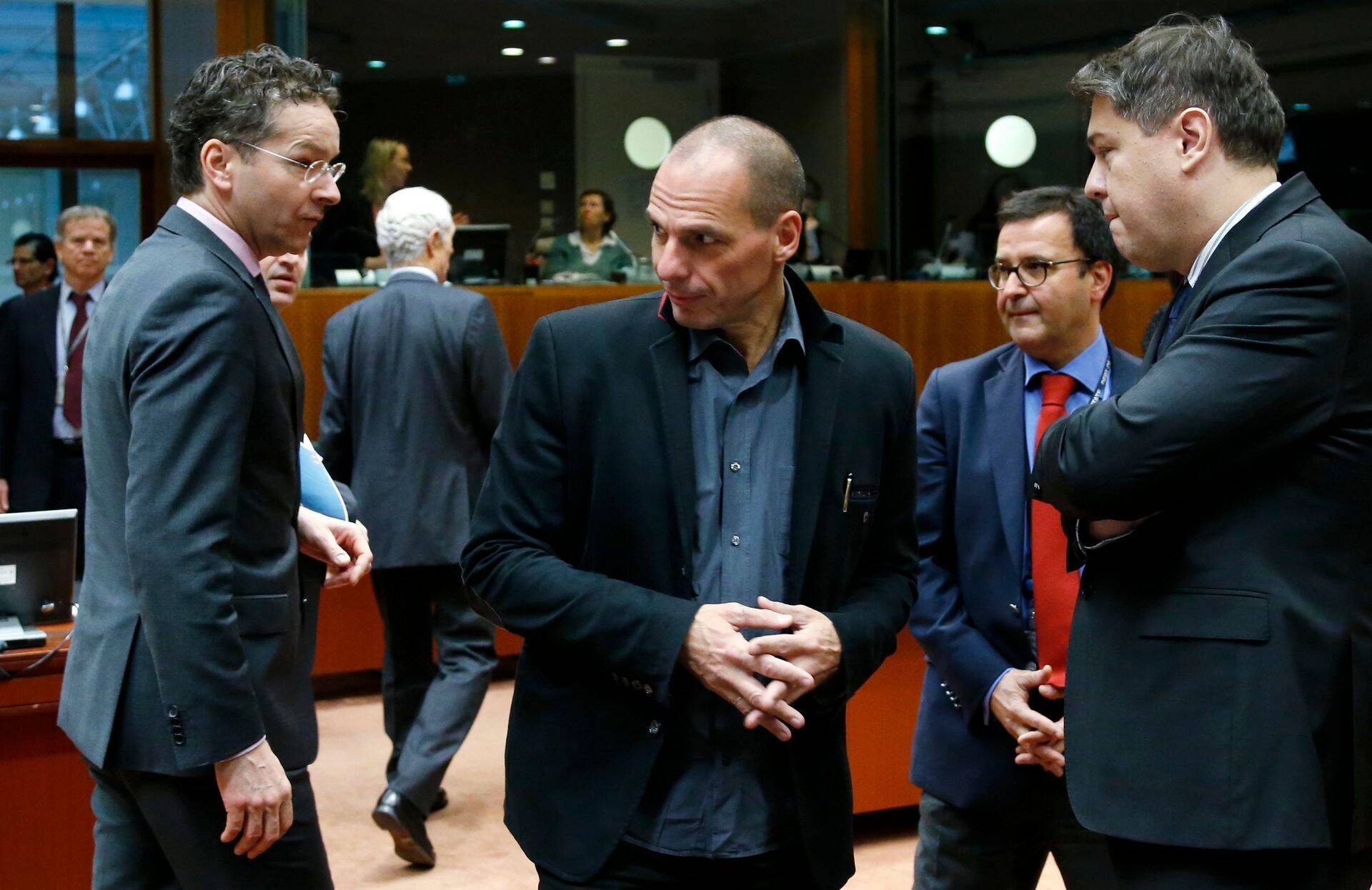 Kreeka rahandusminister Yanis Varoufakis Brüsselis (keskel), vasakul eurogrupi juht Jeroen Dijsselbloem