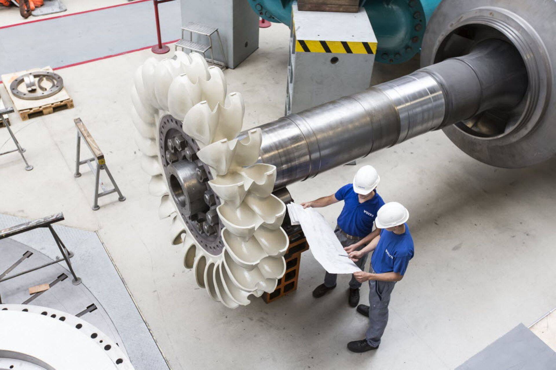 Saksa tehasetöölised ehitavad Voith Pelton hüdroenergia turbiini.