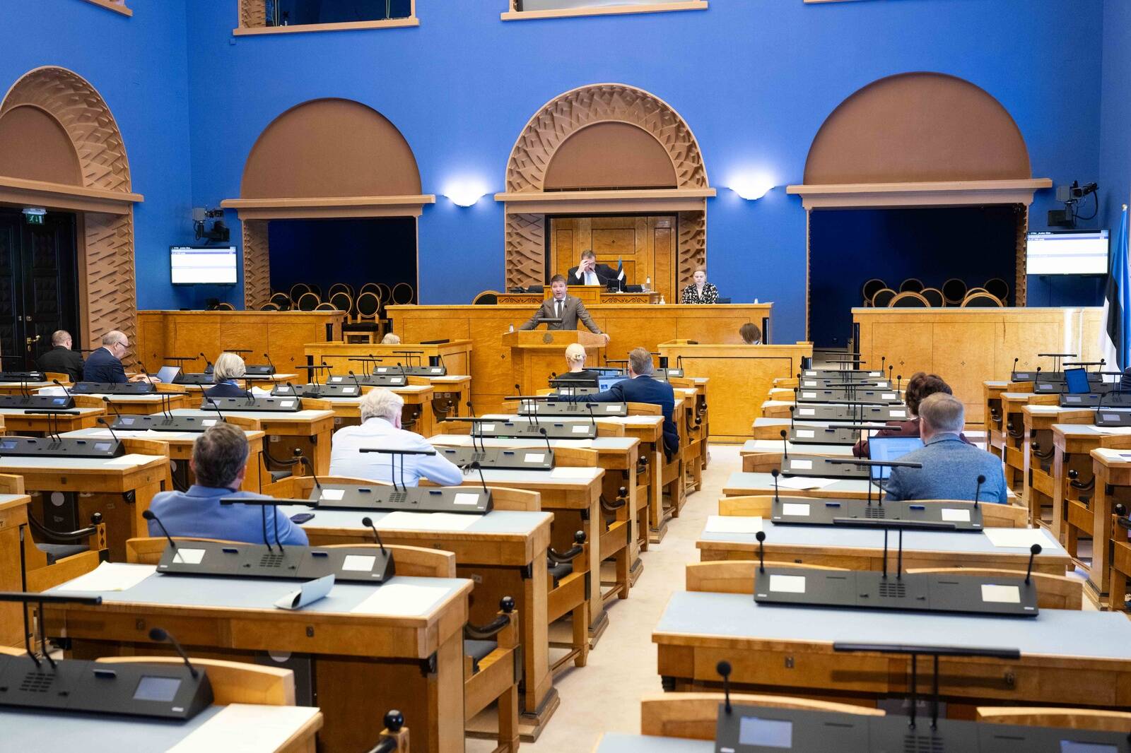 Pilt istungisaalist näitab, et saadikute huvi majanduse konkurentsivõime vastu on leige.