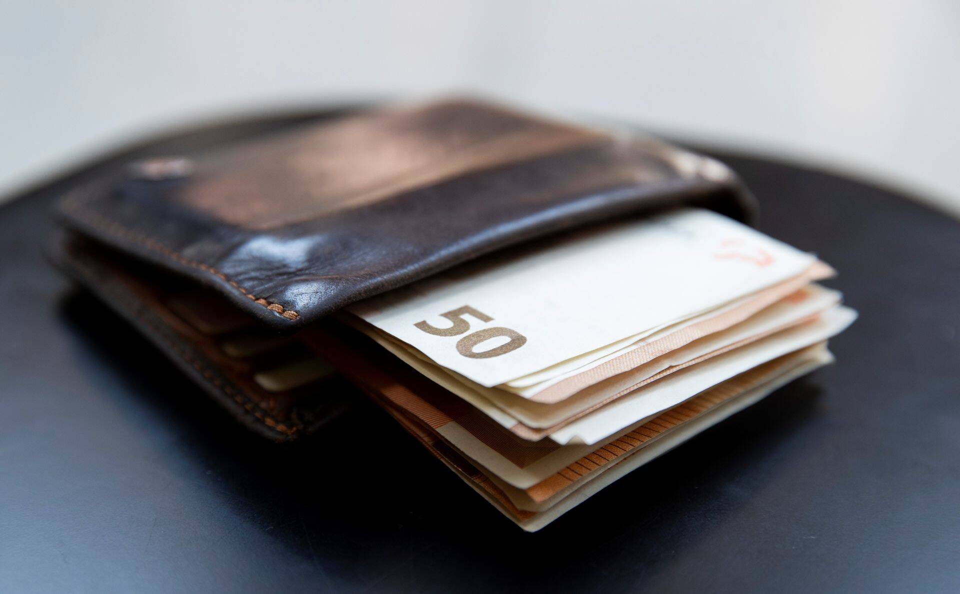 Pensionireformi esimesed väljamaksed jõuavad inimeste kontodele.