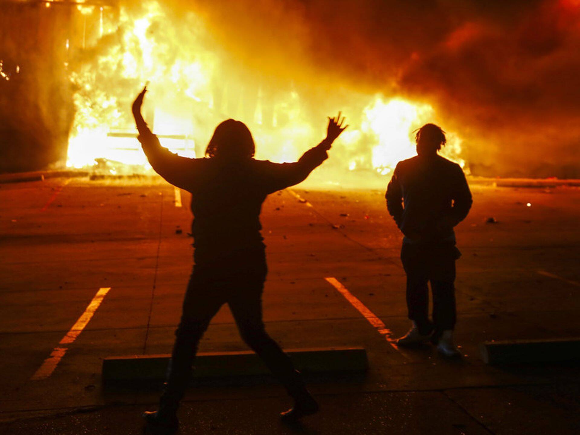 Protestijad eile Fergusoni linnas meelt avaldamas.