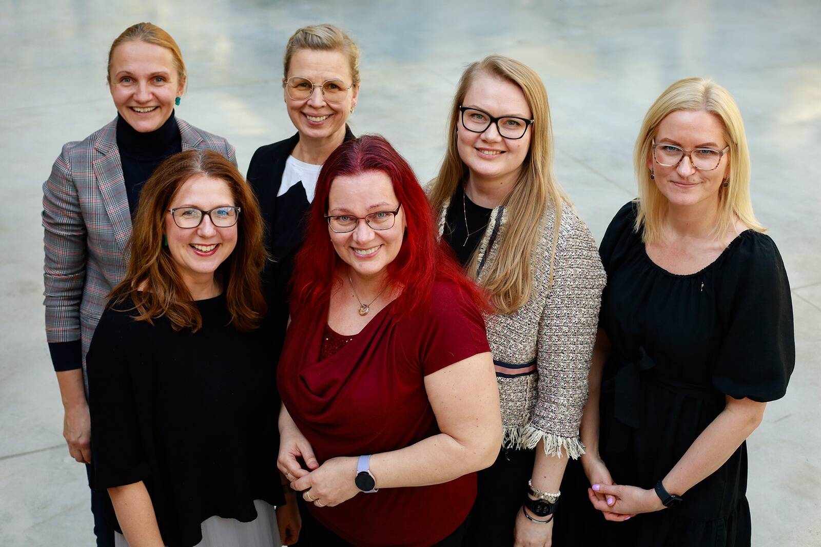 Vasakult: esireas Ingrid Viinapuu (Telia) ja Helen Roots (Personaliuudised), tagareas Maris Viires (Helmes), Age Leedo (LHV), Maarja Mölder (Ragn Sells) ja Kadi Piikov (Eesti Energia).