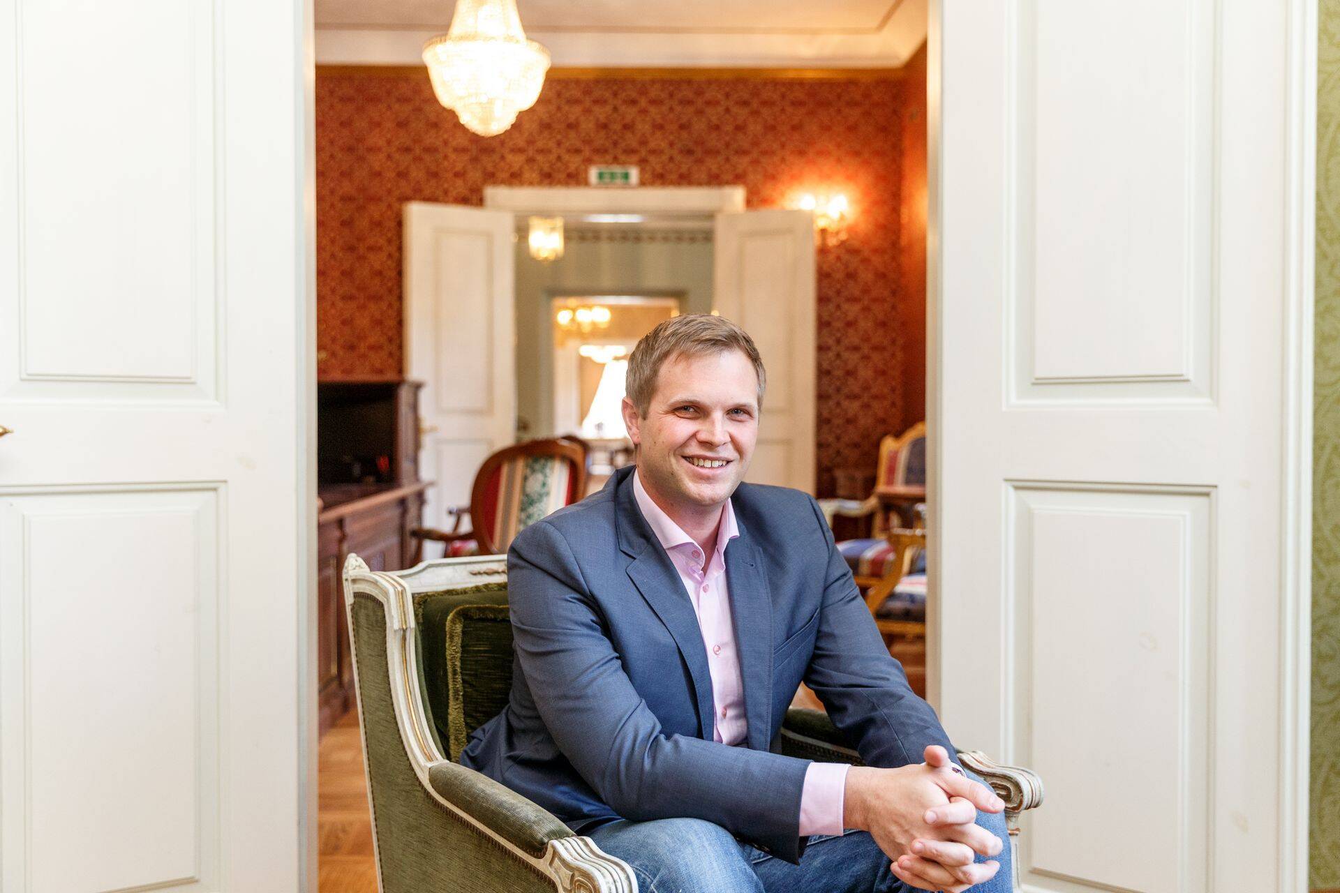 Padise mõisahärra Karl von Ramm rõõmustab armeeklientide üle.