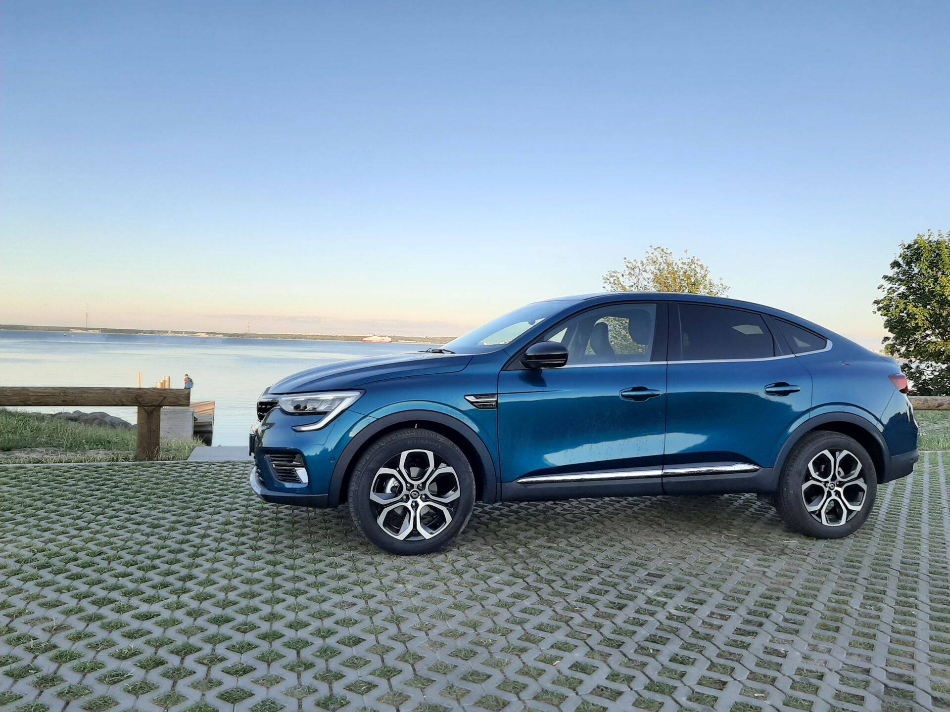 Senimaani on niisugust katusejoont seostatud noobelmarkidega. Aeg näitab, kui palju – või kas üldse – Renault Arkana seda muudab.