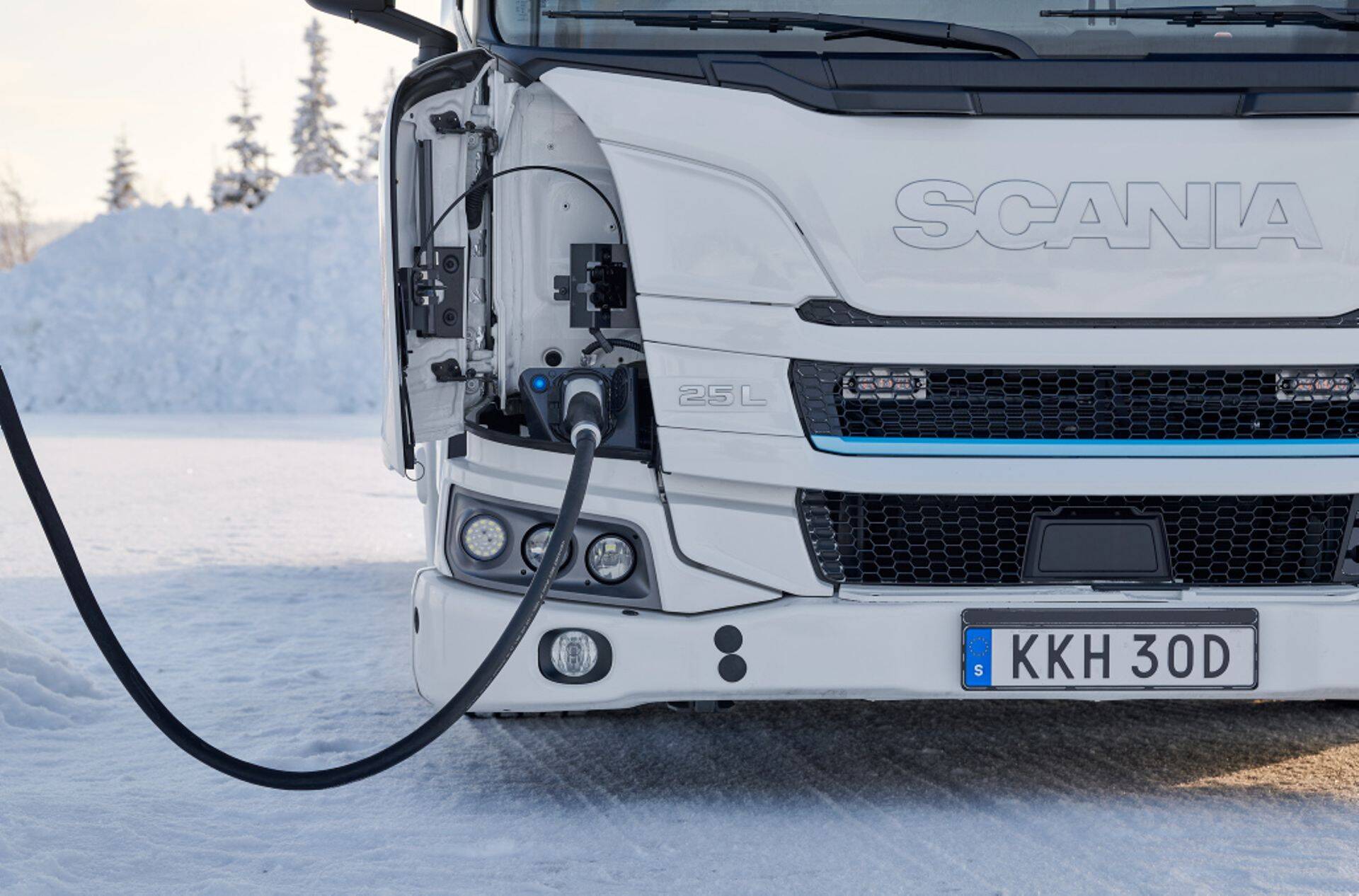 Scania 25 L BEV laadimiel talvetestil.
