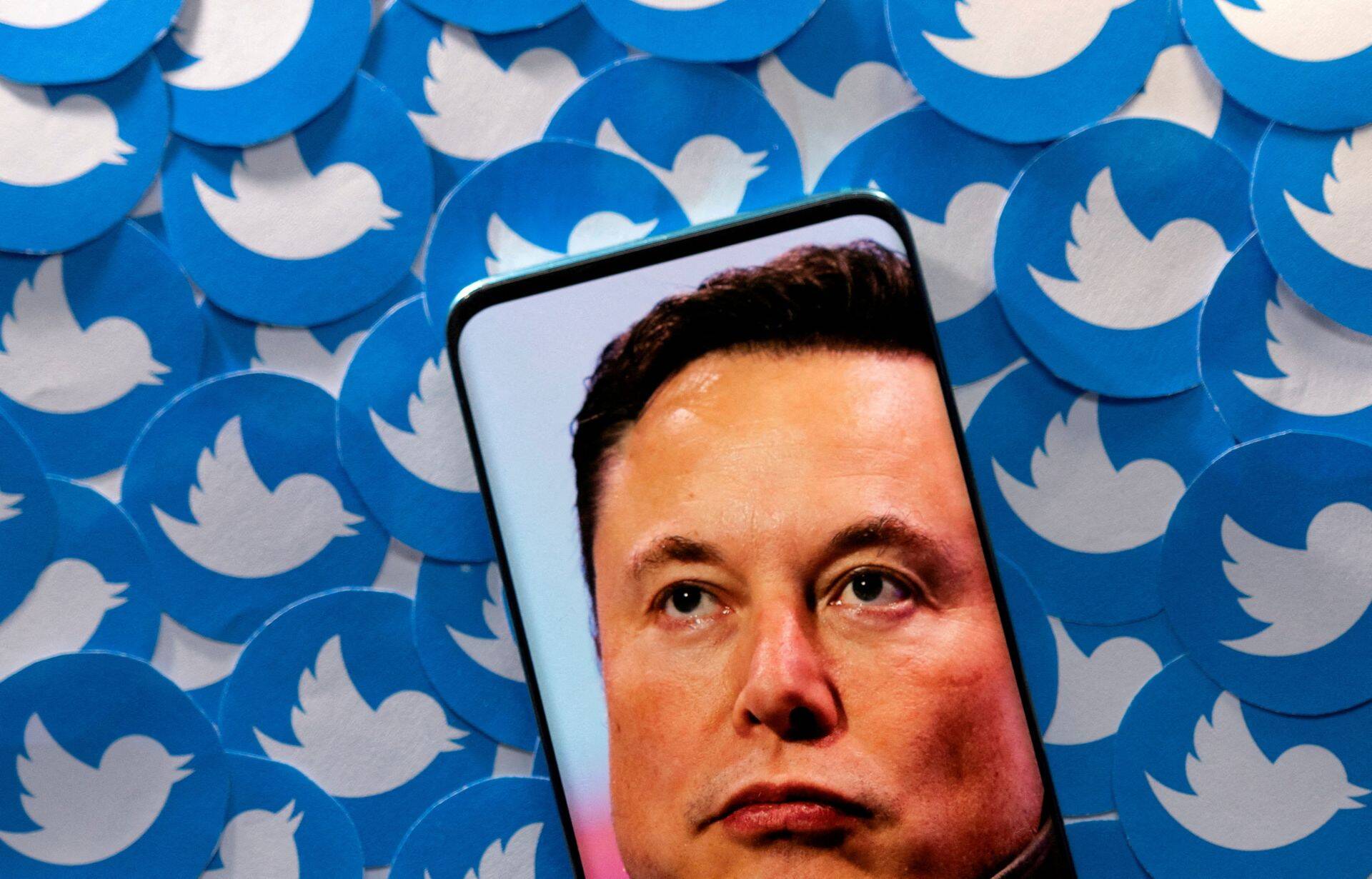 Накануне основатель Tesla Илон Маск официально стал владельцем социальной сети Twitter. В тот же день он уволил топ-менеджеров компании.