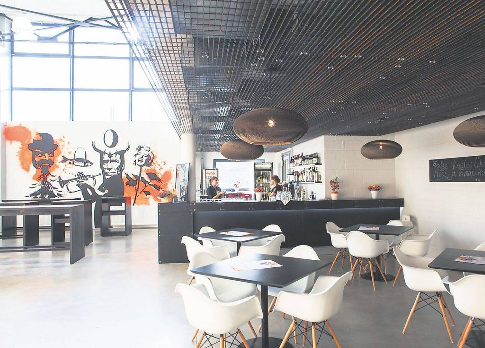 Tallinnas septembris avatud uues etenduskunstide keskuses Vaba Lava tegutseb söögikoht Foody Allen, mille menüüst leiab erinevate maailma piirkondade kuulsaid tänavatoite – burgereid, kebabit, pitataskuid jm.