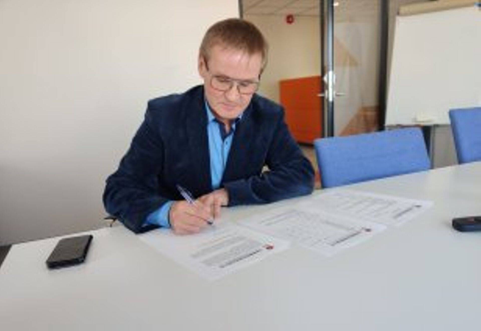 Riigihalduse minister Jaak Aab lepingut allkirjastamas.