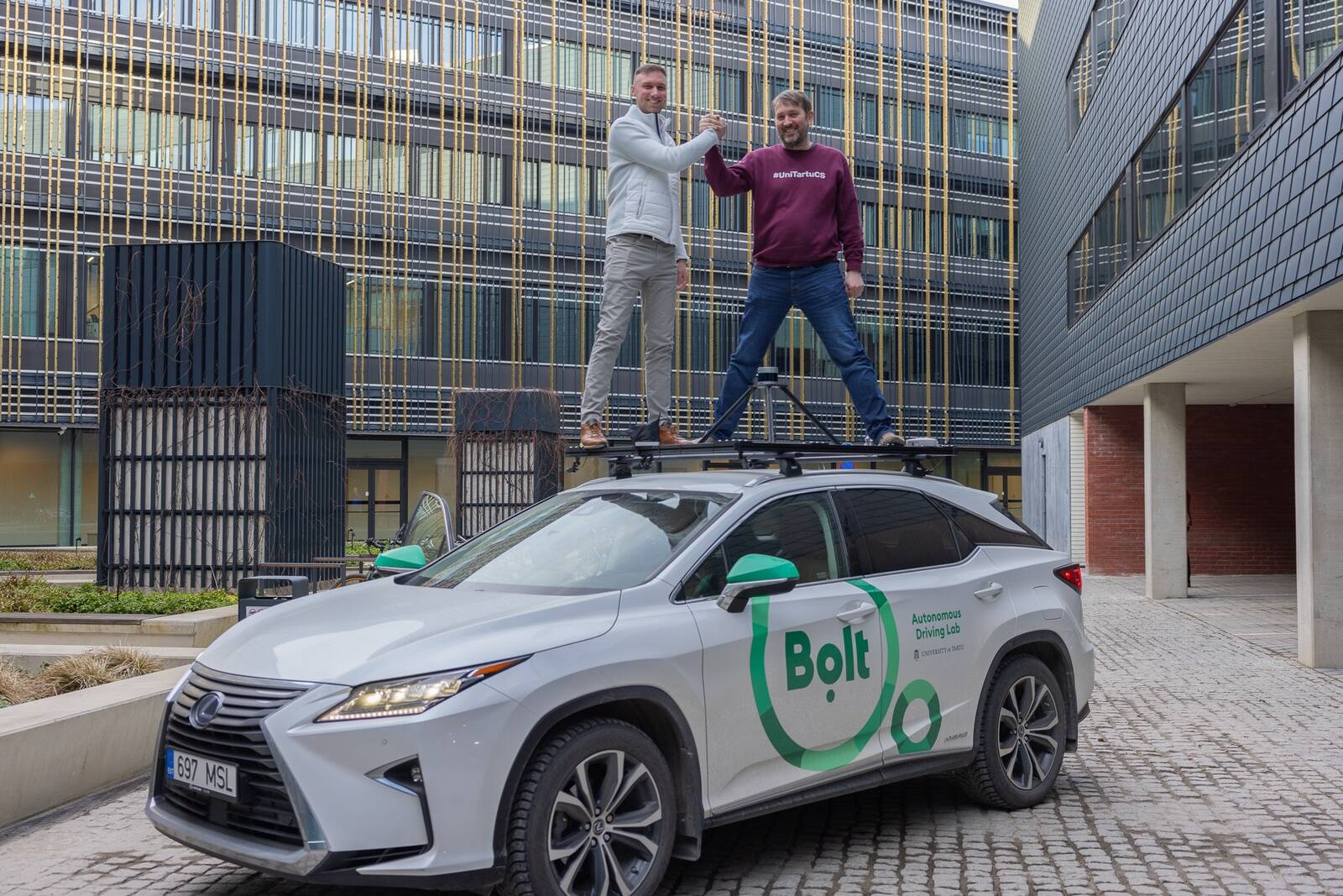 Tartu Ülikool teeb isesõitva masina arendamisel koostööd ka Clevoniga. Fotol vasakul Clevoni tegevjuht Sander Sebastian Agur ja paremal TÜ sõidukite labori tehnoloogiajuht Tambet Matiisen.