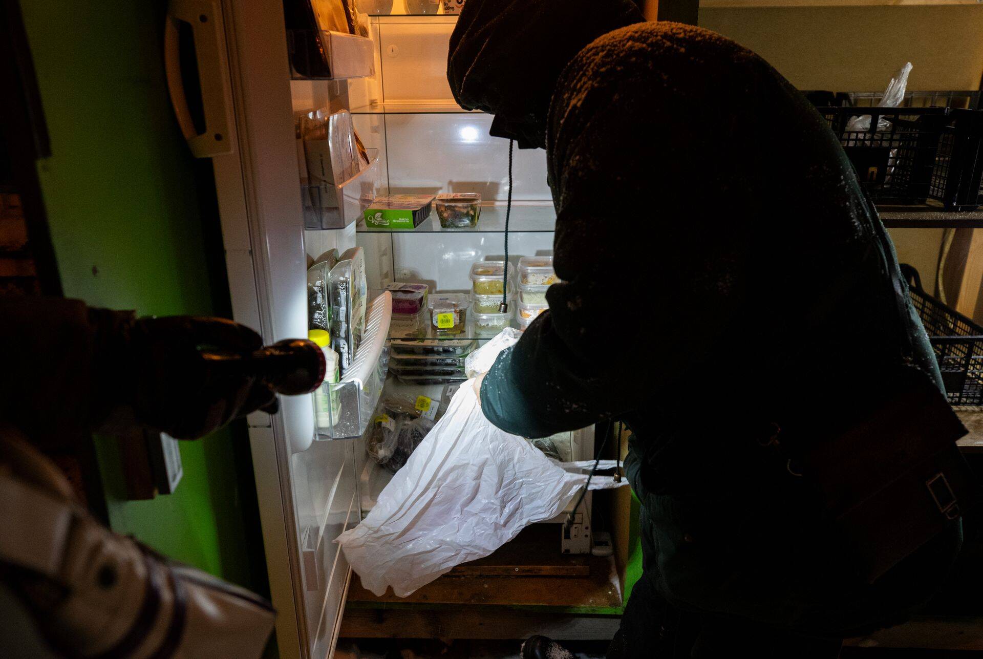 Inimesed järjekorras on elevil: arutletakse, mis toitu täna jagatakse ning kiideldakse eilse "saagiga". Grupp eakaid inimesi kuulab telefonist muusikat.