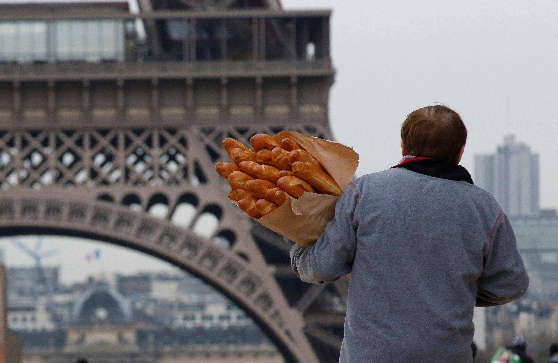 Mees baguette´dega Pariisis.