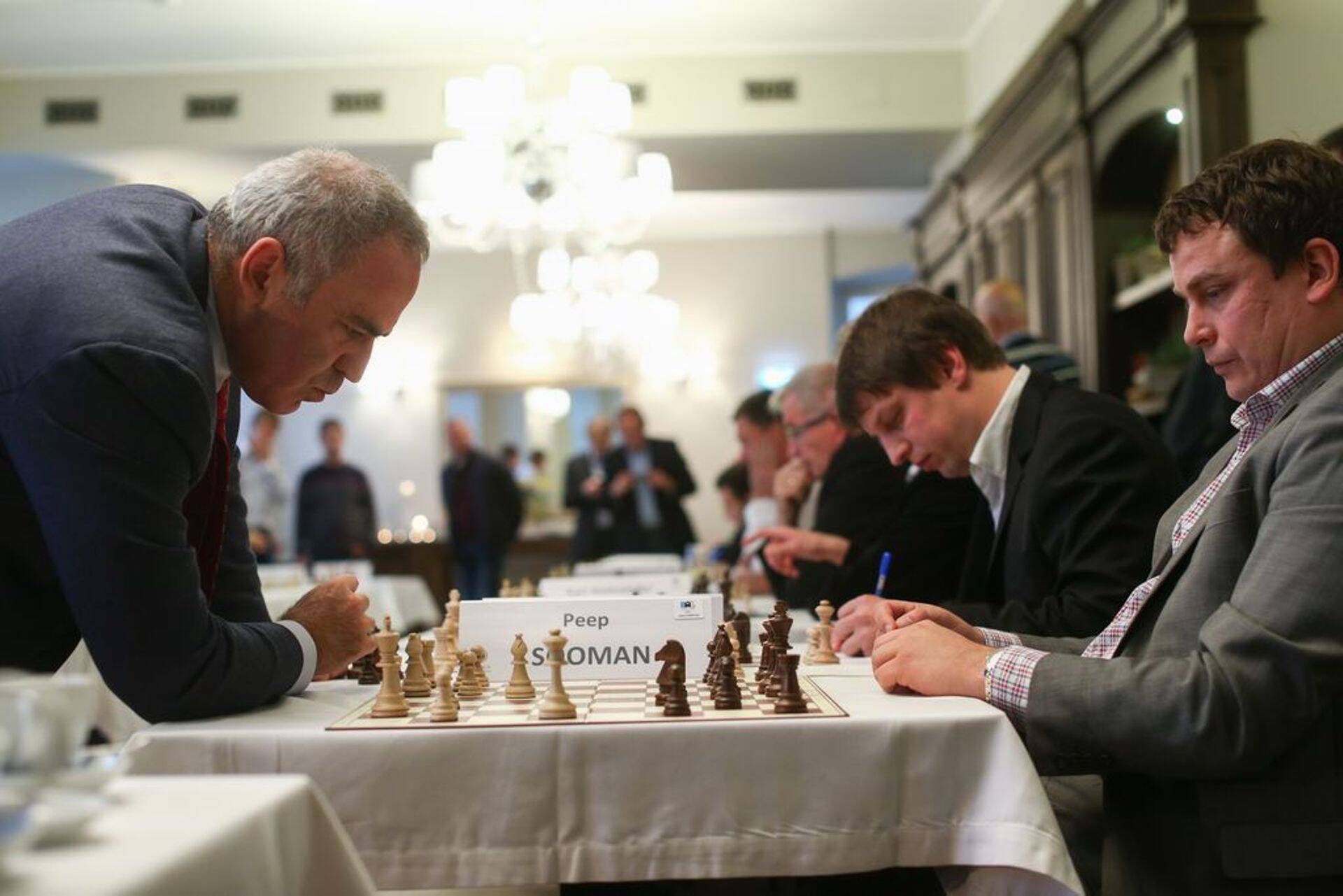 Malelegend Garri Kasparov pidas 19. oktoobril siinse maleliidu kutsel ja Eesti noormaletajate toetuseks Eesti ärimeeste, poliitikute ja malehuviliste vastu avaliku simultaani. Mitmekordse maailmameistriga võttis mõõtu ka Pindi Kinnisvara suurkliendiosakonna juht Peep Sooman.