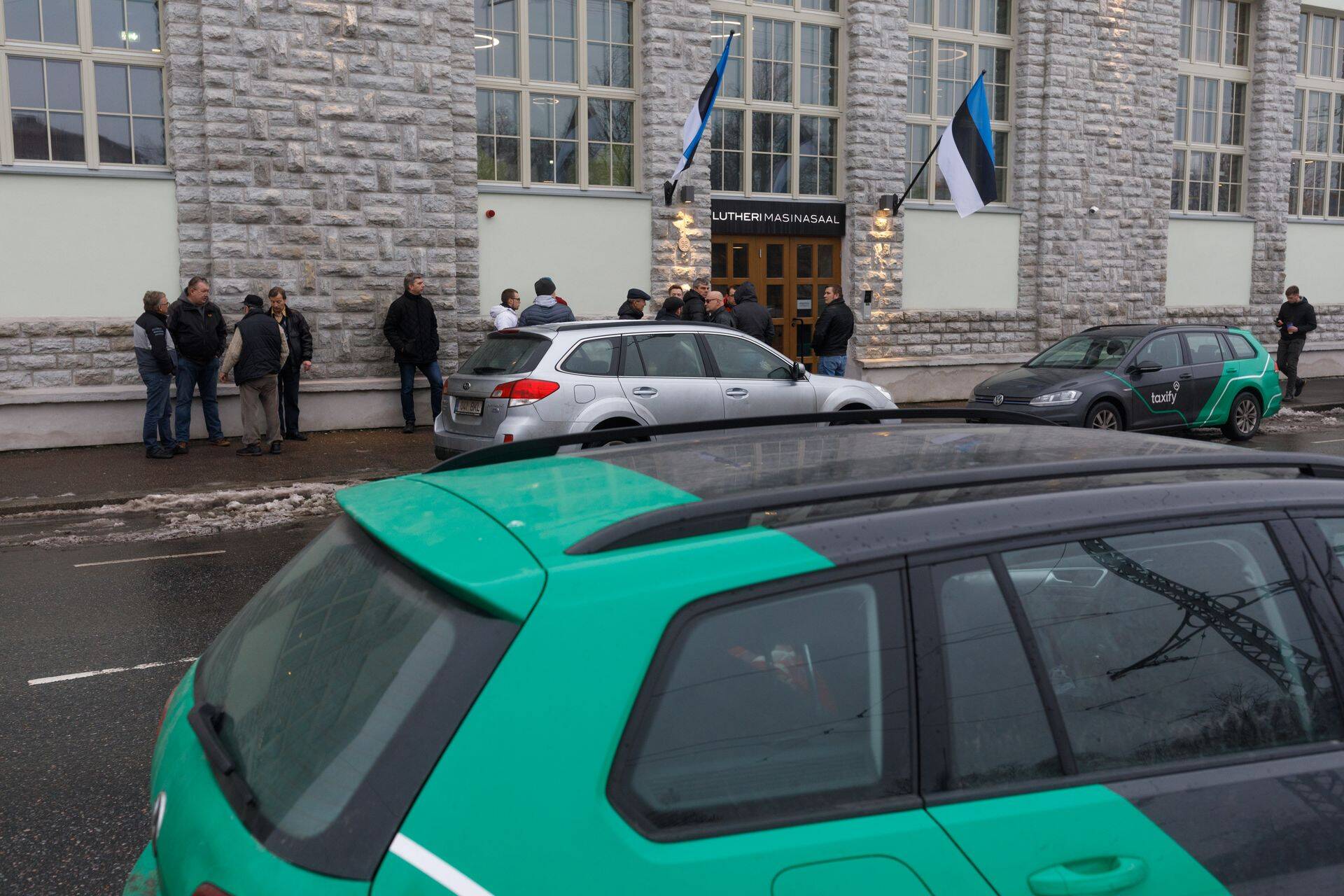 Taxify taksojuhid avaldasid täna ettevõtte peakontori ees meelt uue hinnapoliitika vastu.