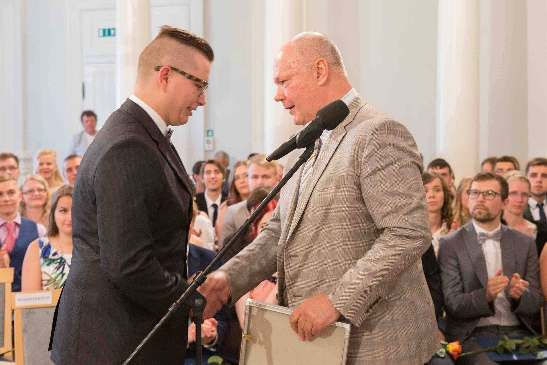 Raido Ennule andis preemia üle Jaan Luts.