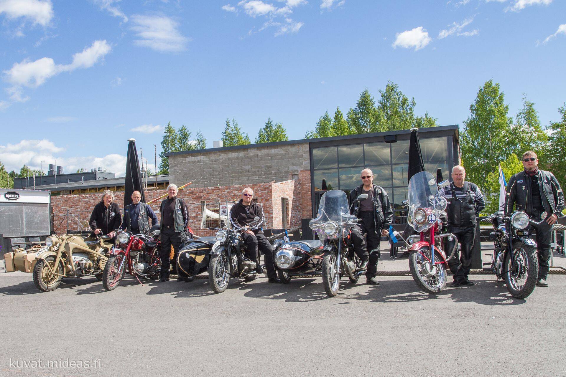 Aivar Tiik vasakult teine 2018. aastal oma punase Zündappiga Soomes suurel sünnipäevasõidul. Fotol Lahti motomuuseumi ees.
