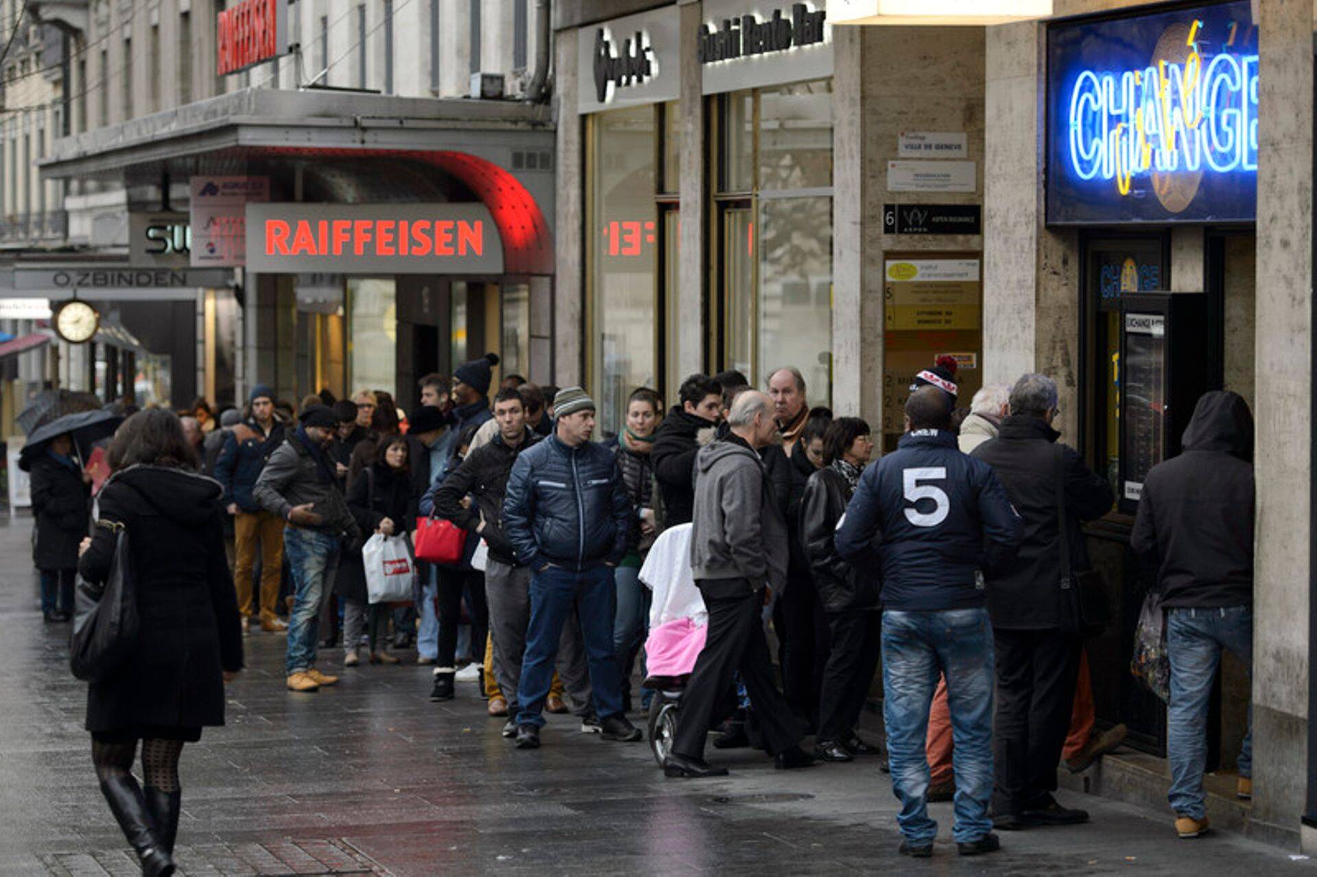Šveitsi valuutapunktidele joosti läinud nädalal tormi. Frangi kurss põrutas euro vastu 41% üles.