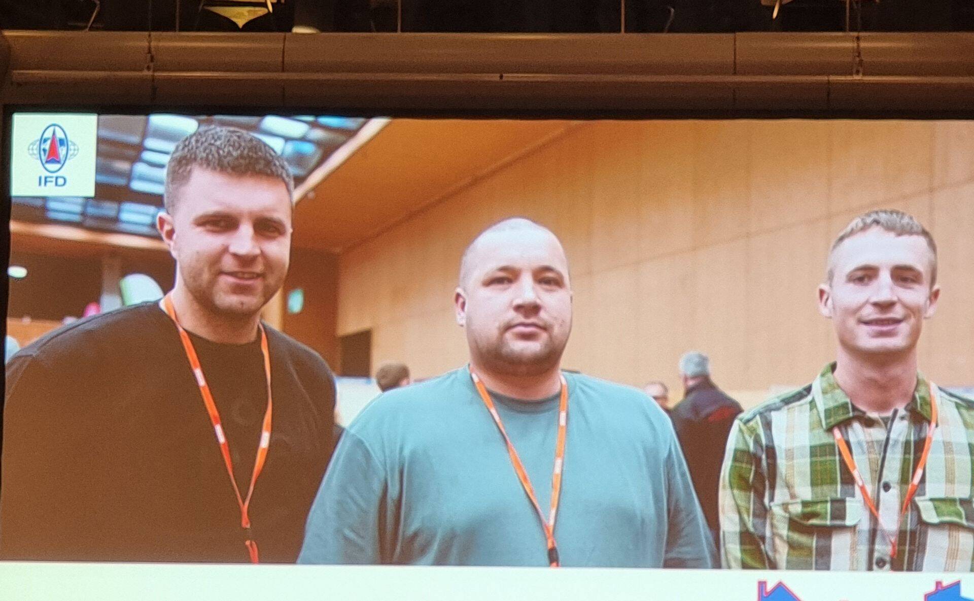 Andri Altmäe (APRoofs) ja Sten Jupaschevski (Pärnu Katuseabi) mentoriga Ville Ilvesega (Peltipalvelu). Foto: Peeter Kärp.
