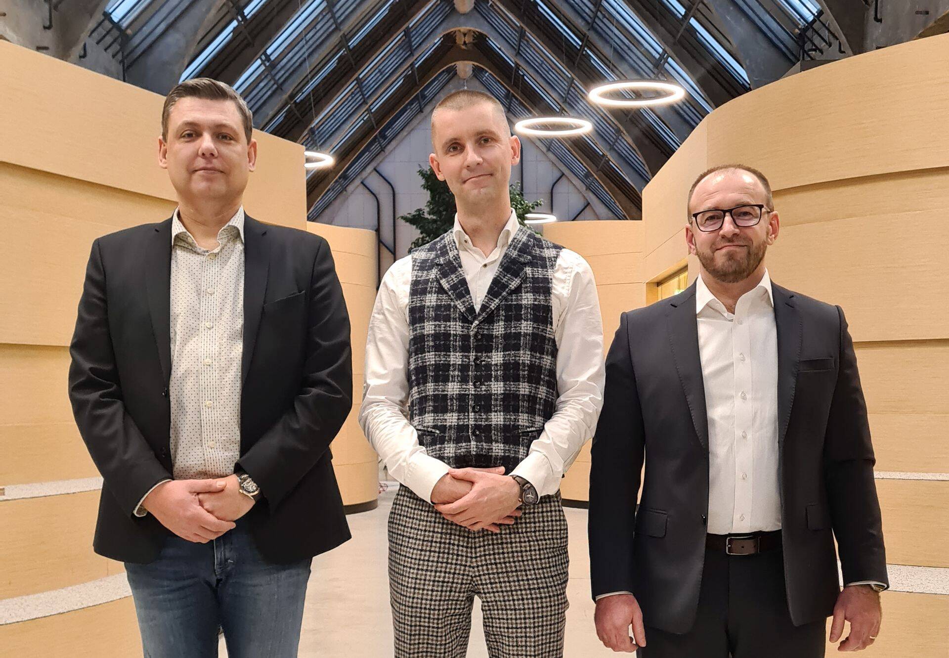 Eesti E‑kaubanduse Liidu tegevjuht Tõnu Väät, saatejuht Art Lukas ning DPD Eesti tegevjuht Remo Kirss.
