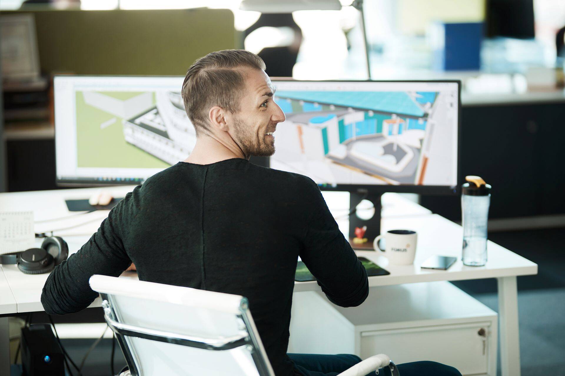 Foruse töötaja koostamas dünaamilist energiamudelit, millega simuleeritakse projekteeritava hoone energiakasutust