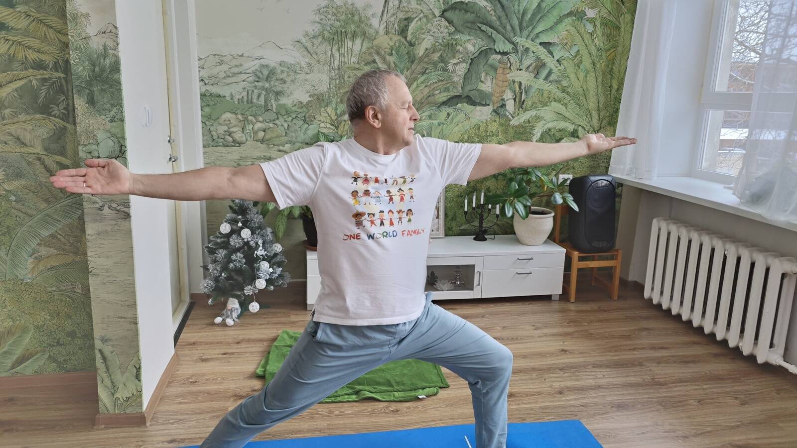 Учитель йоги Александр Могутов рад, что перевез свою организацию из садика на Уускюла в точно такой же садик на Энергия.