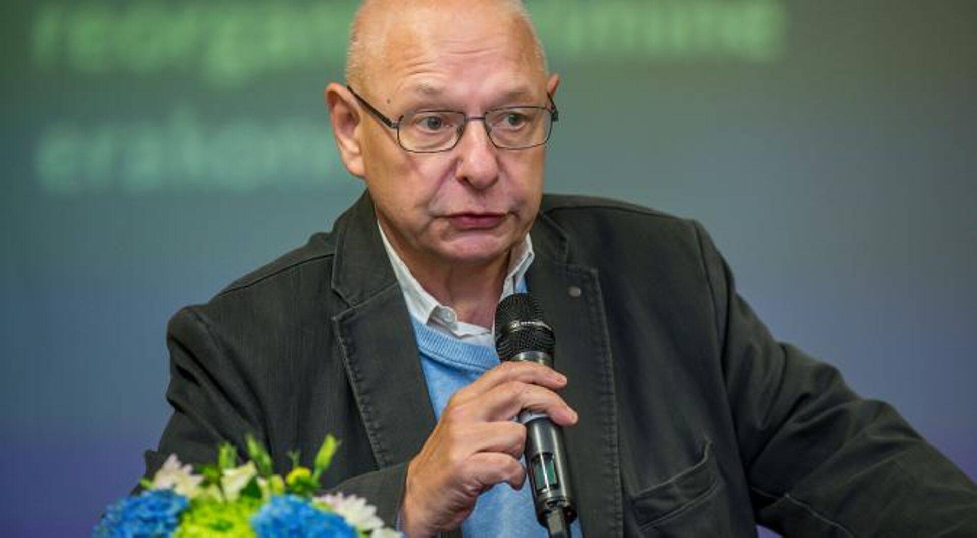 Юри Адамс