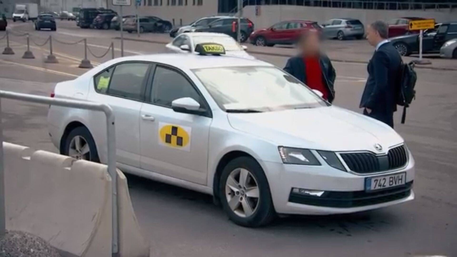 Kollane ovaal mustade ruutudega valgel autol, on Tulika Takso patenteeritud kaubamärk, mille kasutamine võib tuua kaasa kohtuasja.