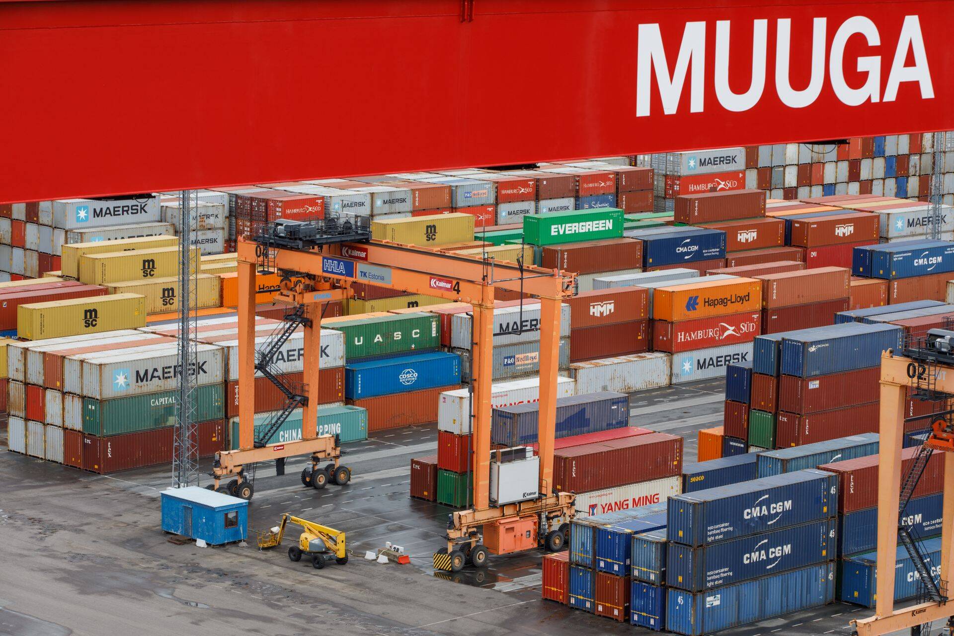 Konteinerterminal Muuga sadamas. Eesti eksport vähenes aprillis võrreldes märtsiga umbes 400 miljoni euro võrra.