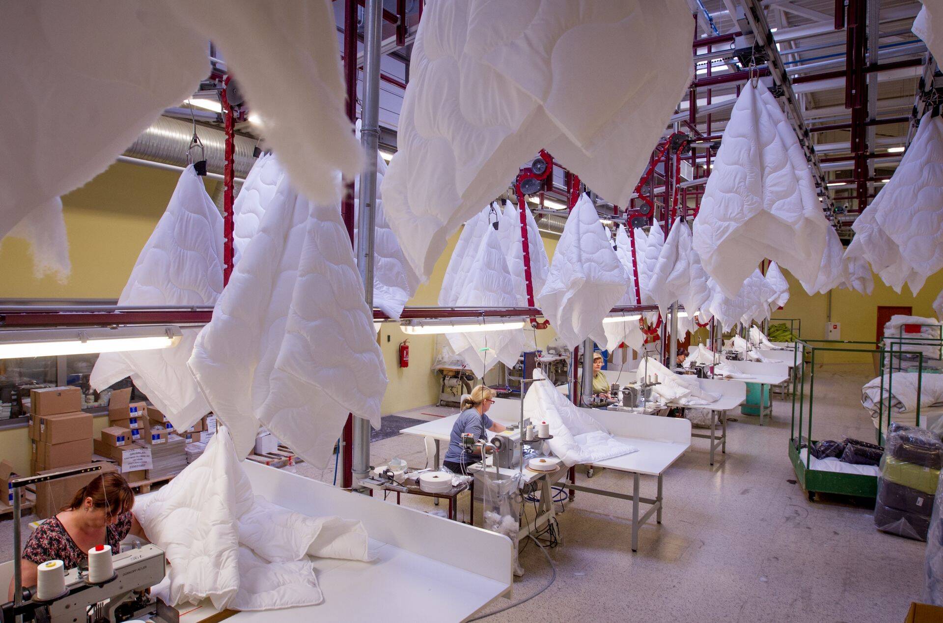 Tekkide ja patjade tootmine on osa tekstiilitööstusest, mis moodustab 38% kogu rõiva-, tekstiili- ja nahatööstuse valdkonnast. Fotol ASi Wendre tootmine.