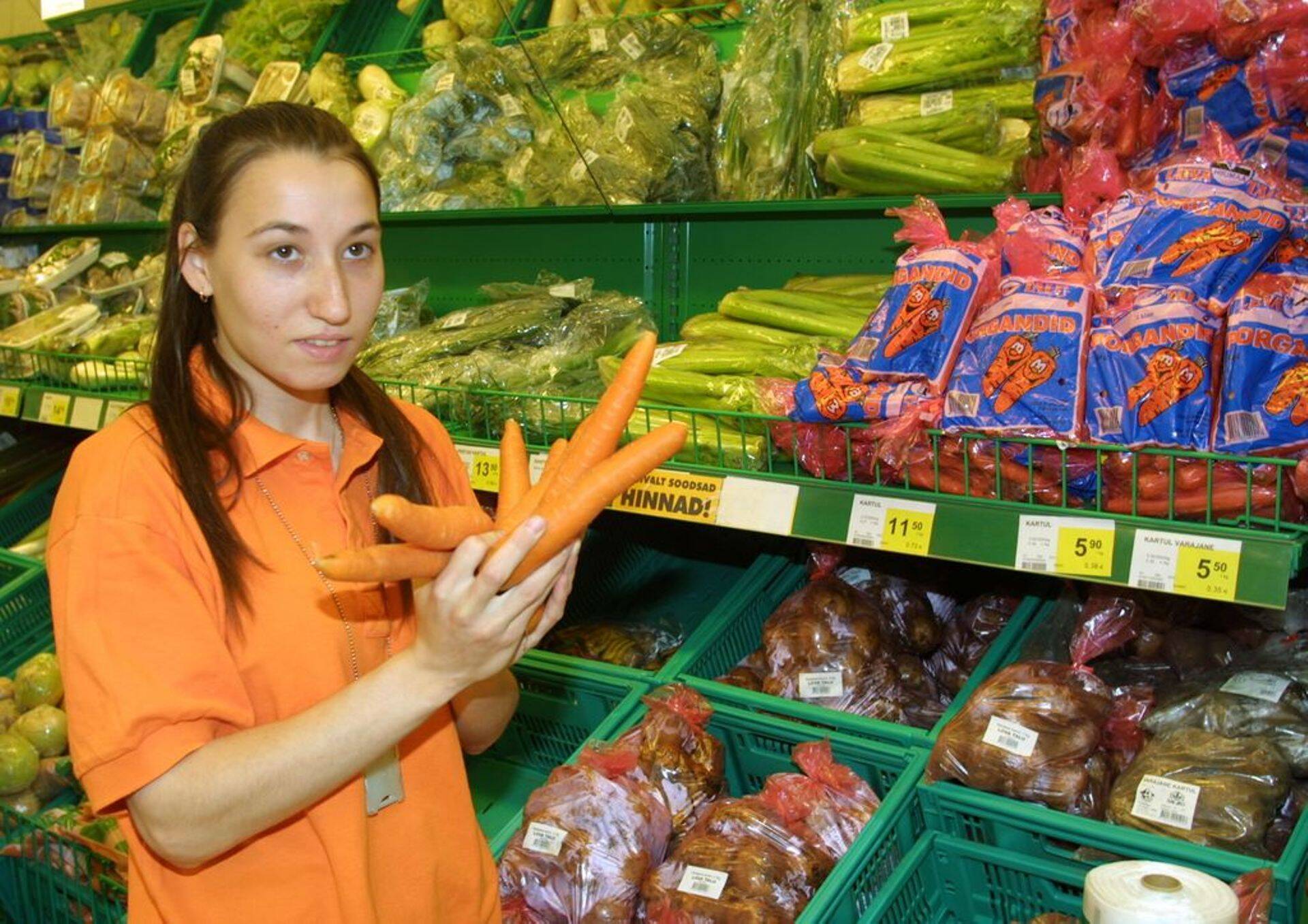 Prisma müüja kodumaise juurviljatoodangu leti juures.