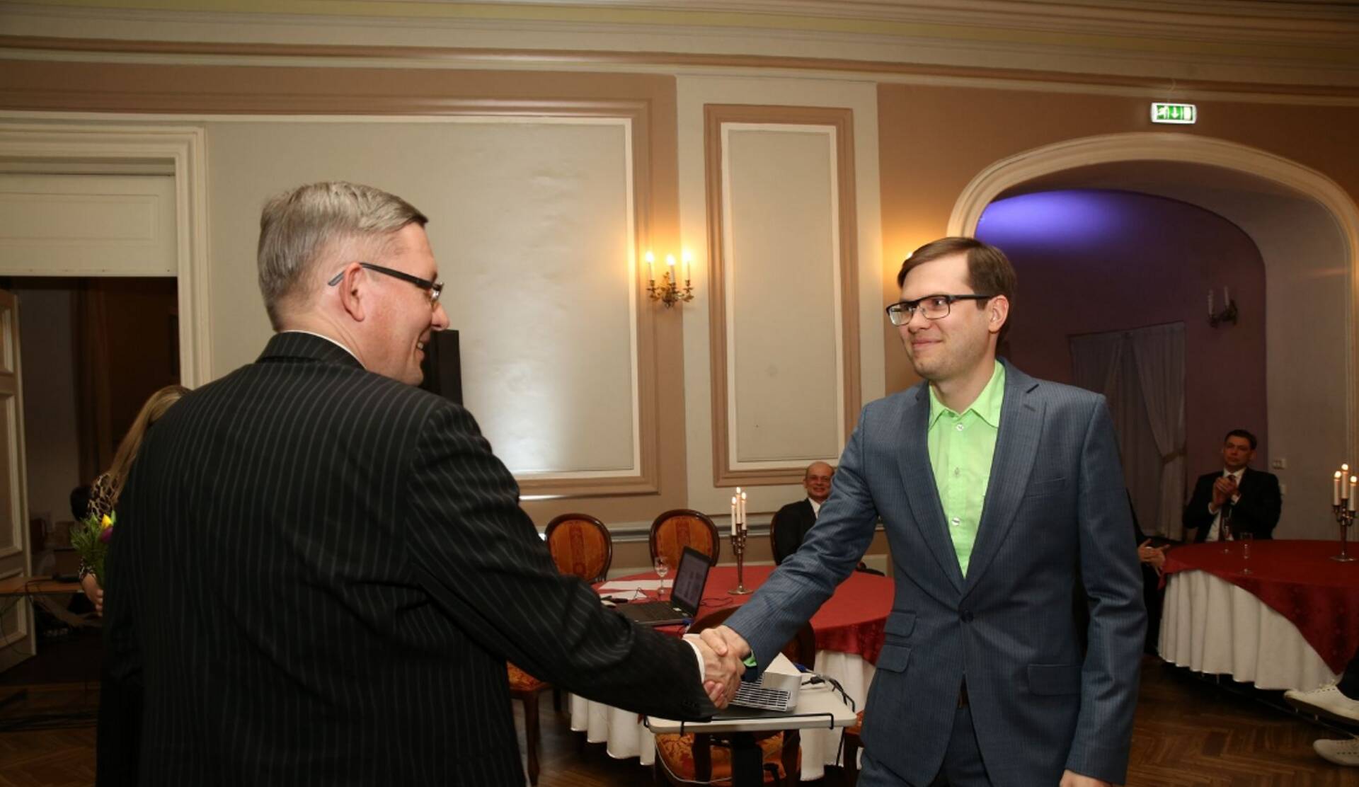 Äripäeva kujundus- ja fototoimetuse juht Ivar Kuldver läinud aasta pressipeol aasta parima paberlehe kujunduse auhinda vastu võtmas.