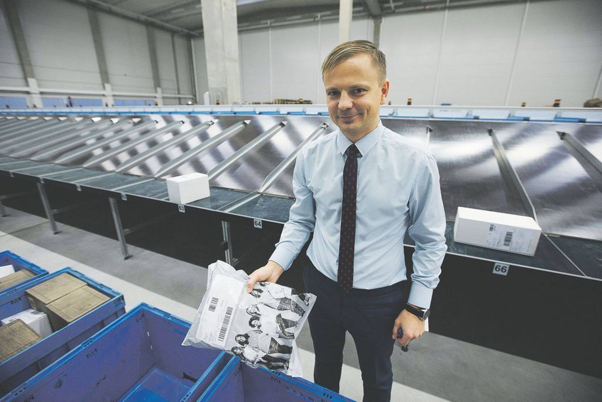 Itella SmartPOST OÜ tegevjuht Risto Eelmaa SmartPOSTi sorteerimisterminalis