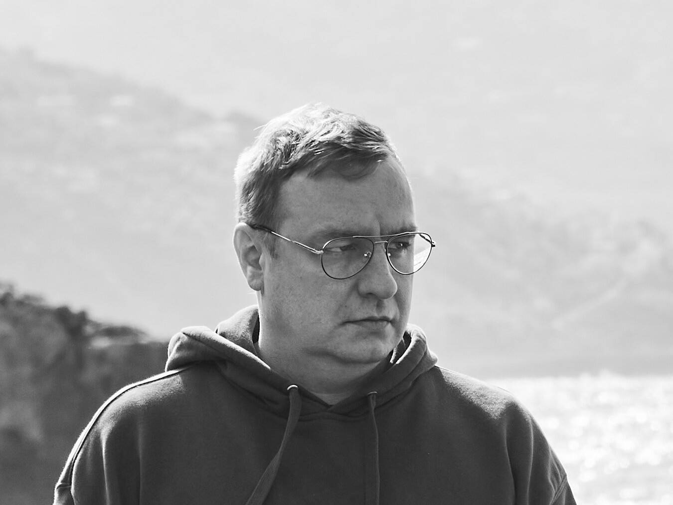 “Jättes arengud vaid turu meelevalda, võime saada küll juurde paar raha teenivat Bolti, kuid meil jäävad arendamata rakendused ja tehnoloogiad, mis tegelikult ühiskonnale kasu toovad. Kui aga lahendada ühiskondlikke kitsaskohtasid tehisaru abil koos meie parimate IT-ettevõtjatega, saab sellest kasu nii laiem ühiskond kui ka erasektor,” kirjutab Valdek Laur.