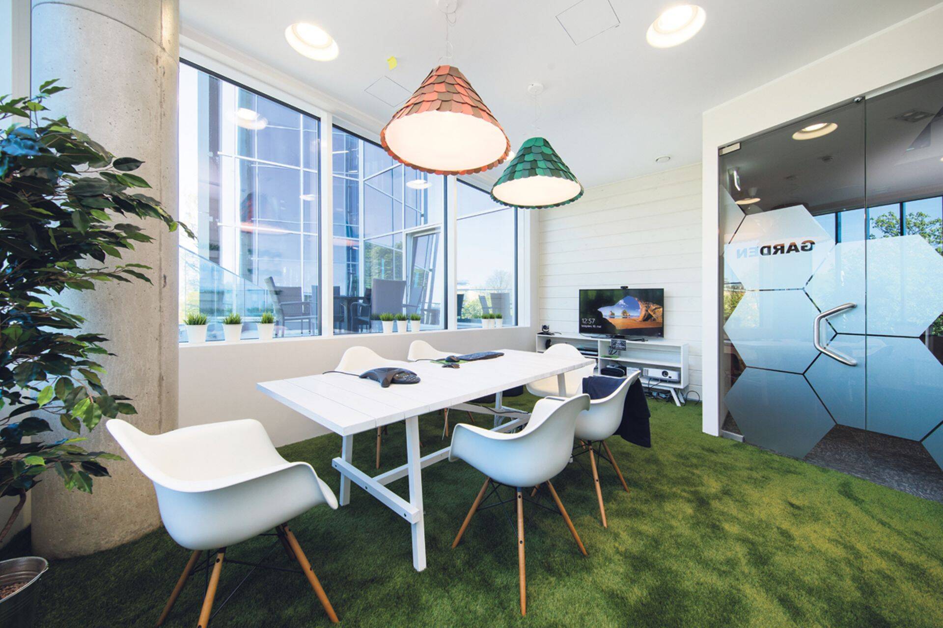 В новом офисе Derivco Estonia можно проводить собрания чуть ли не на природе, стоя босиком на траве