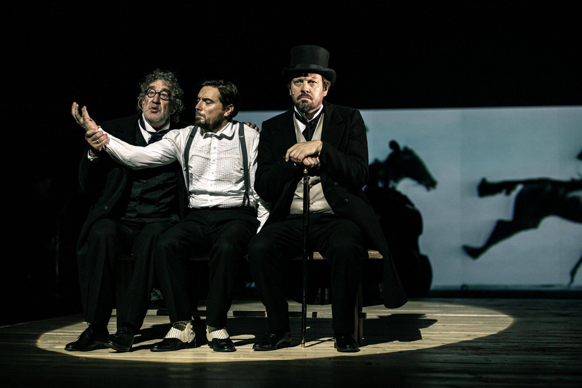 Lehman Brothers Holdings oli globaalse haardega USA suuruselt neljas pank, mille pankrotti 2008. aasta septembris loetakse ülemaailmse finantskriisi alguspunktiks. Lehman Brothersi pankrot oli suurim Ühendriikide ajaloos, ettevõttest jäi võlgu enam kui 600 miljardit USA dollarit. Pildil Eesti näitlejad Guido Kangur, Priit Võigemast ja Mait Malmsten Draamateatri etenduses "Lehman Brothers".