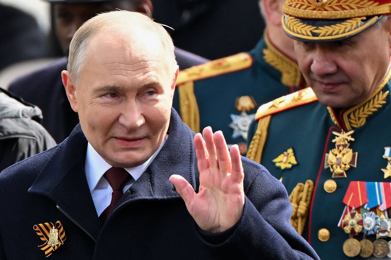Vladimir Putin ja veel kaitseministri ametis Sergei Šoigu Moskvas 9. mai paraadil.