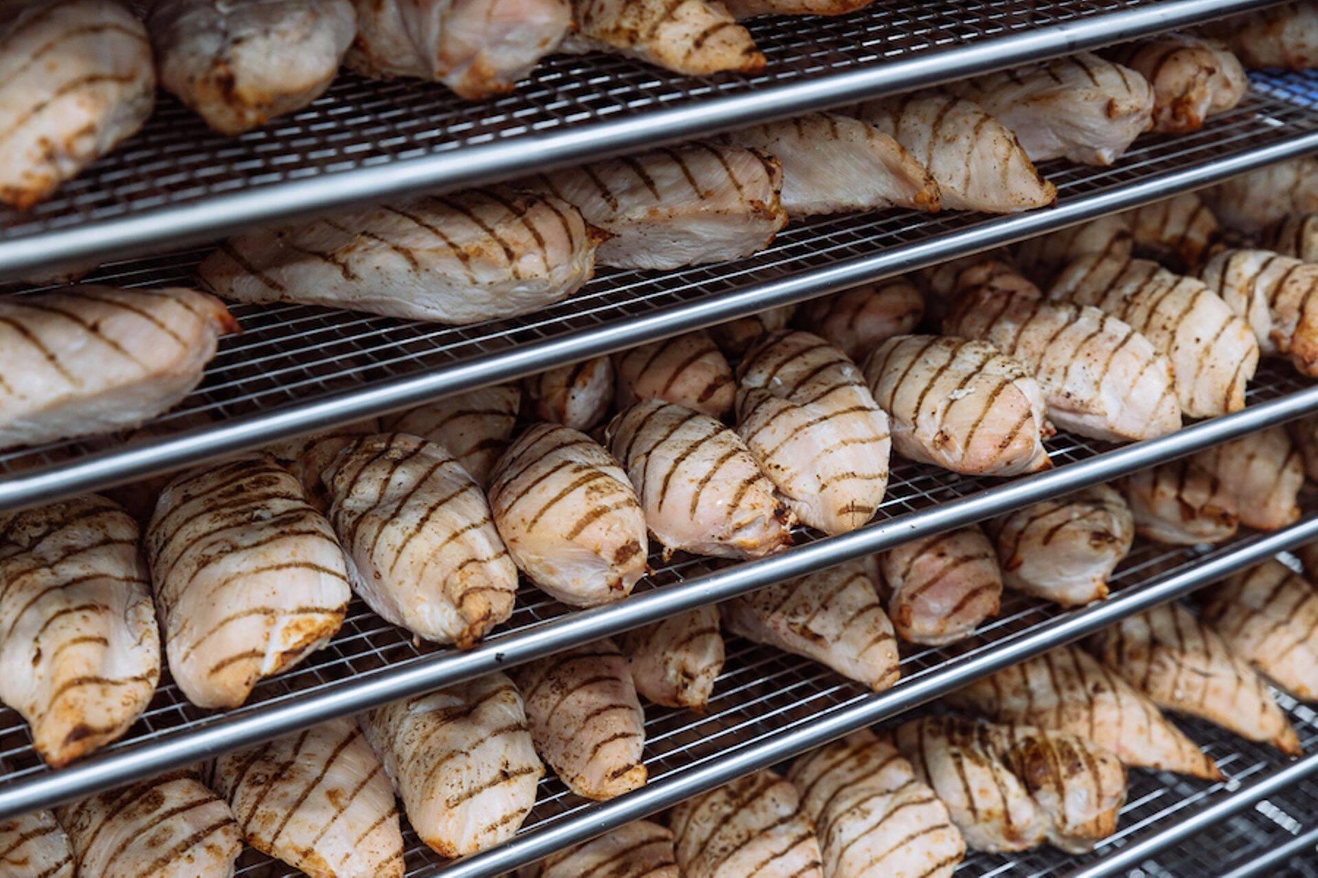 Kõige enam süüakse jaanipäeval grillvorste, kuid vorstidele on jõuliselt kandadele astumas kanaliha.