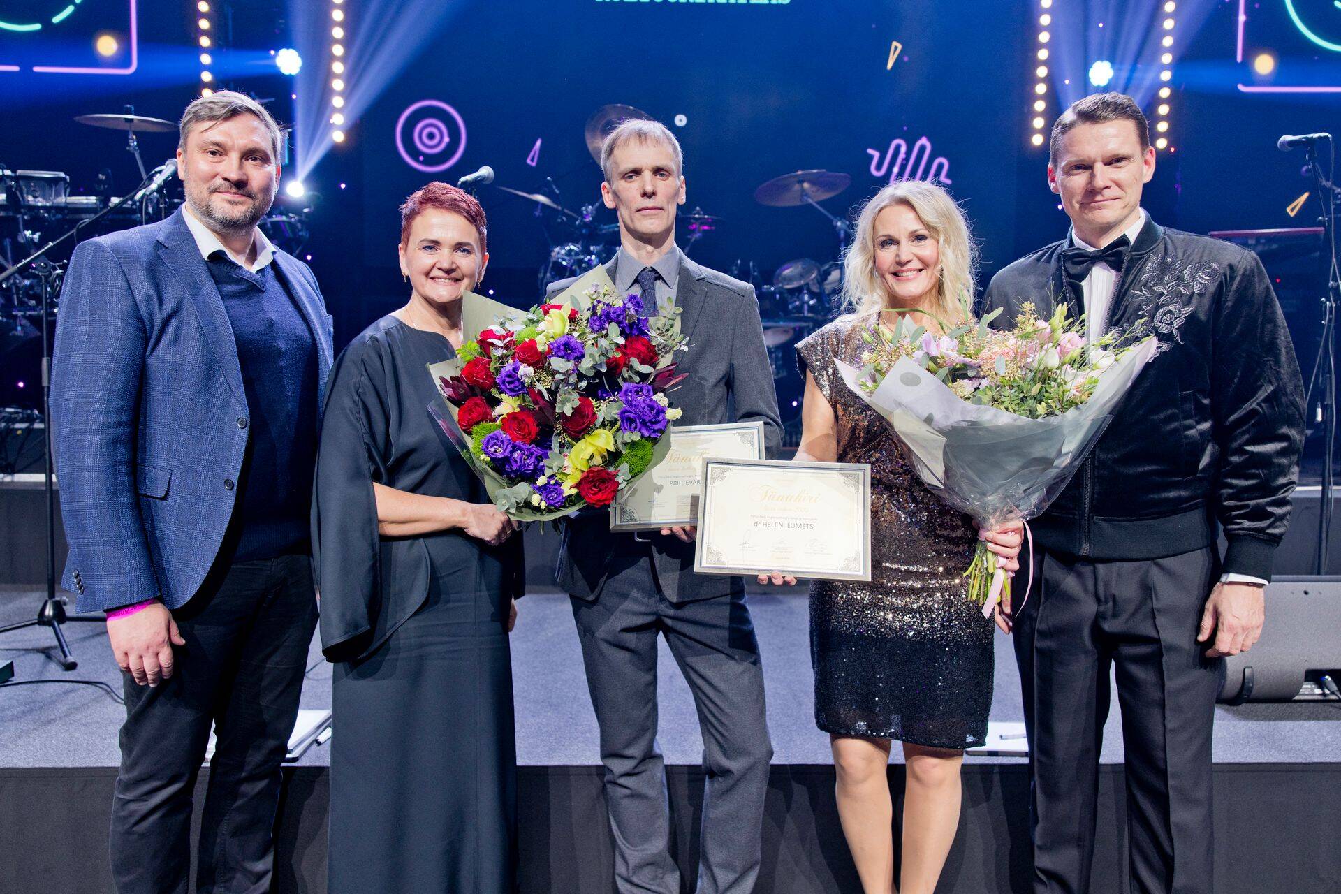 Fotol: (vasakult) regionaalhaigla ülemarst-juhatuse liige Kristo Erikson, õendusdirektor Katre Zirel, aasta kolleeg 2023 Priit Evardi, aasta tohter 2023 dr Helen Ilumets, juhatuse esimees Agris Peedu.