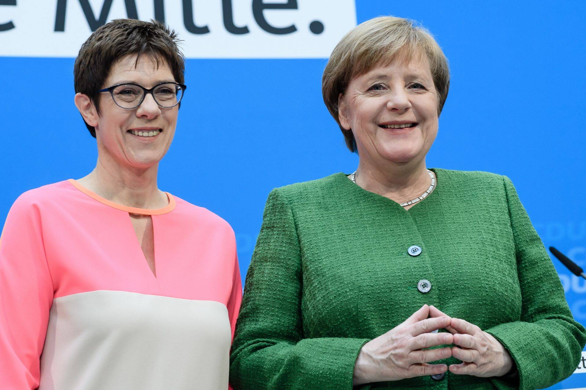 Annegret Kramp-Karrenbauer (vasakul) ja Angela Merkel