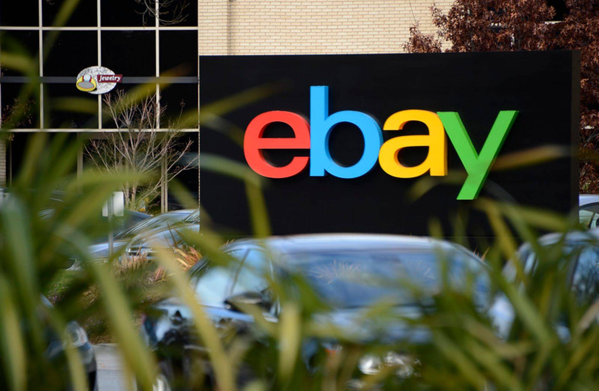eBay maksab tänavu esmakordselt investoritele dividendi pärast oodatust paremaid kvartalitulemusi.