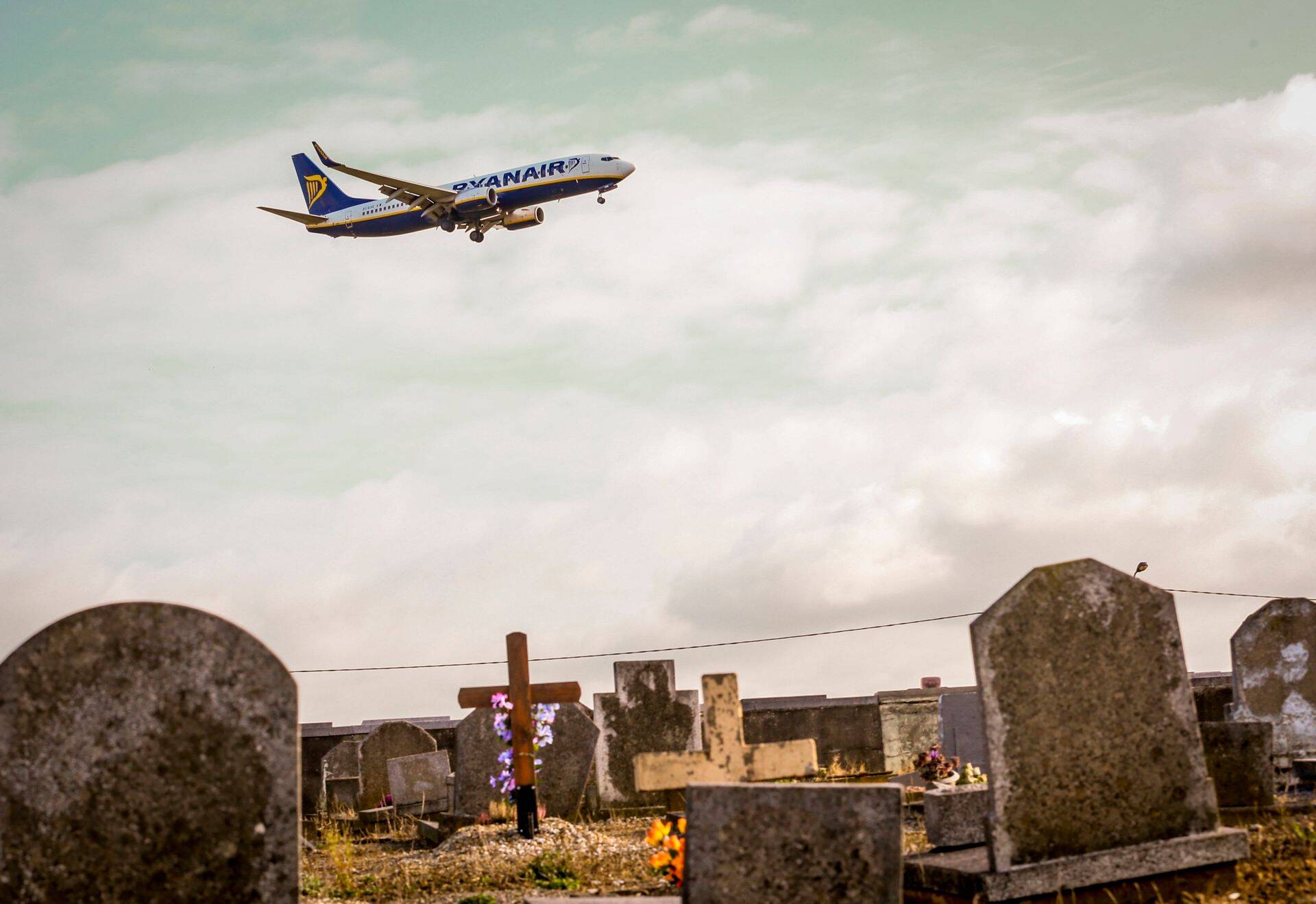 Ryanairi lennuk maandumas Brüsseli S. Charleroi lennujaama, mis asub kalmistu lähedale.