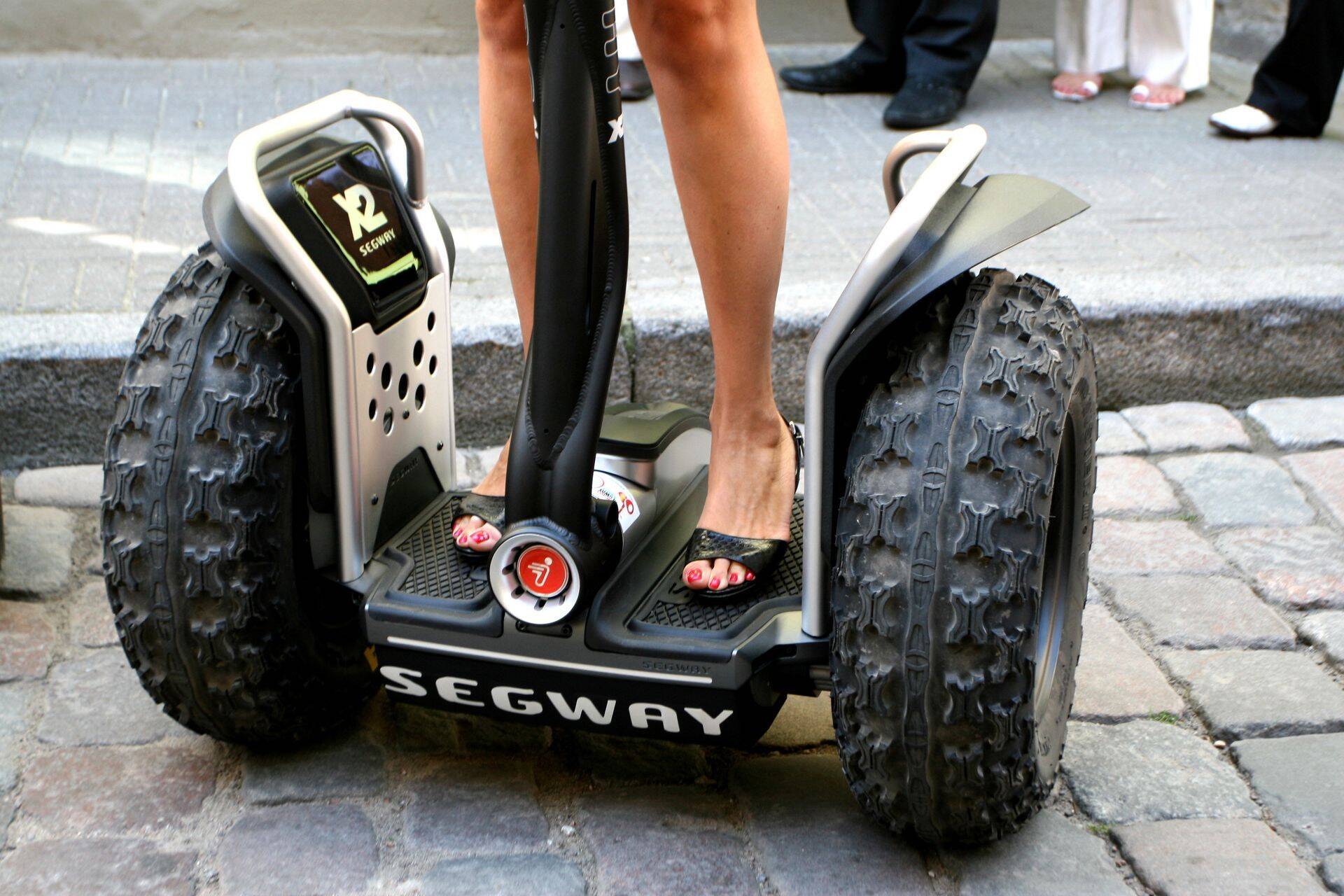 OÜ Super Segway tasakaaluliikurite rent kestab aprillist oktoobrini ja suvel kestavad ettevõtte tööpäevad varavalgest hilisõhtuni.