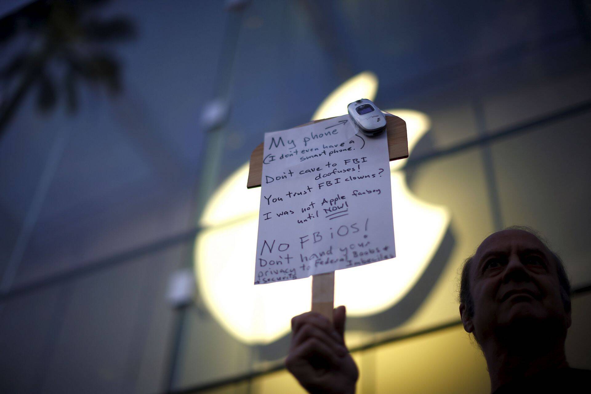 Silt Apple'i toetuseks USA valitsuse nõudmise vastu iPhone lahti muukida.